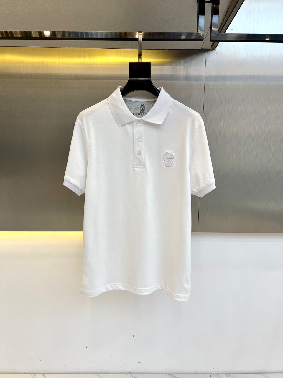 NO:136719,BC, 25s spring and summer new mesh mercerized cotton base lapel short Tee, classic badge embroidery pattern business casual short-sleeved Polo shirt!  This Polo shirt uses customized mesh mercerated cotton fabric, which feels thin and silky, giving you an unparalleled wearing experience!  Its excellent breathable and sweating performance allows you to feel a comfortable and non-soft feeling in the hot summer!  The classic badge logo on the chest has a striking and unique pattern, which not only highlights the brand's luxury identity, but also adds a unique charm to your outfit!  The basic straight-tube style of this Polo shirt is smooth and standard, and it can show you confidence and elegance in both business occasions and casual times!  48-56 (model 173, 143 catties upper body 50 sizes), T-shirt, alexander wang19860909BC、25s春夏新款网眼丝光棉布基础翻领短Tee,经典徽章刺绣图案商务休闲短袖Polo衫！这款Polo衫选用了客供定制的网眼丝光棉布面料,手感轻薄且丝滑,带给您无与伦比的穿着体验！其绝佳的透气排汗性能,让您在炎炎夏日也能感受到舒爽无闷热的感觉！胸前的经典徽章标识,图案醒目而独特,不仅凸显出品牌高奢的身份,更为您的穿搭增添了一份独特的魅力！这款Polo衫的基础直筒版型,裁剪流畅且标准,无论是商务场合还是休闲时光,都能让您展现出自信和优雅的气质！48-56（模特173,143斤上身50码）,,T-shirt,alexander wang,Men's clothing