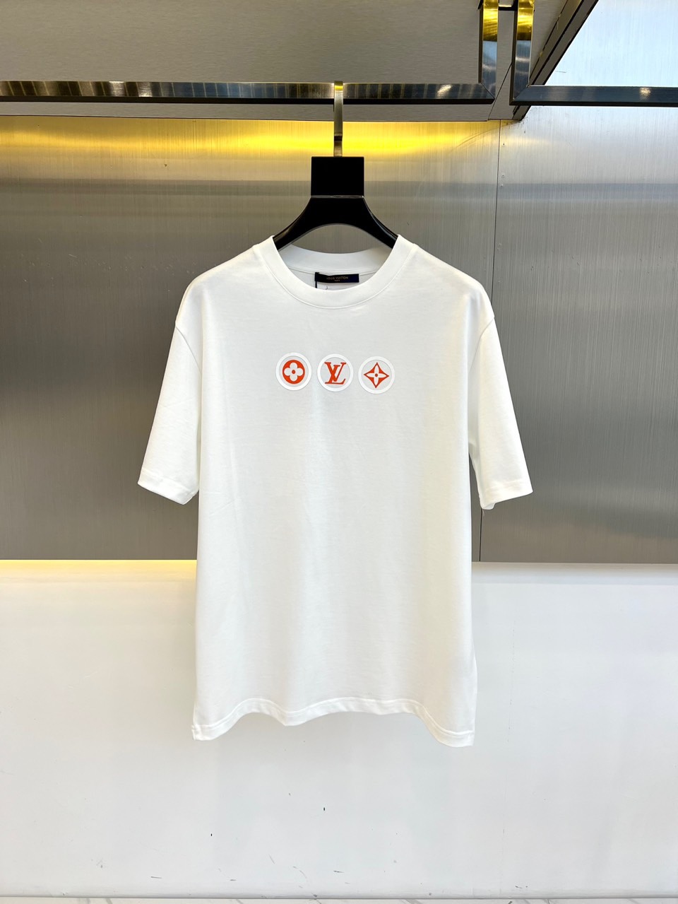 NO:136721,1v. A new classic LOGO stamped round neck short-sleeved T-shirt for men for spring and summer. Imported pure cotton fabric, the fabric feels silky and soft, breathable and skin-friendly, and is extremely comfortable to wear, and the overall texture is quite high!  The iconic logo logo on the chest of the clothes is carefully crafted with multi-color three-dimensional printing technology. The contrasting color effect makes people shine, forming a sharp and strong contrast, with great recognition and class!  The regular casual loose fitting design makes it easy to make you look slim and taller!  48-56 (model 173, 143 catties upper body 50 sizes), T-shirt,tees, t-shirt,alexander wang198609091v、春夏男士新款经典LOGO压印圆领短袖T恤.进口纯棉面料,面料手感丝滑柔软,透气亲肤性极佳,着身无比的舒适,整体质感相当之高！衣身胸前标志性徽标Logo,采用多色立体印花技术精心打造,撞色效果让人眼前一亮,形成鲜明的强烈对比,极具辨识度与档次感！常规的休闲宽松版型裁剪设计,轻松凹出显瘦显高身型！48-56（模特173,143斤上身50码）,,T-shirt,tees，t-shirt,alexander wang,Men's clothing