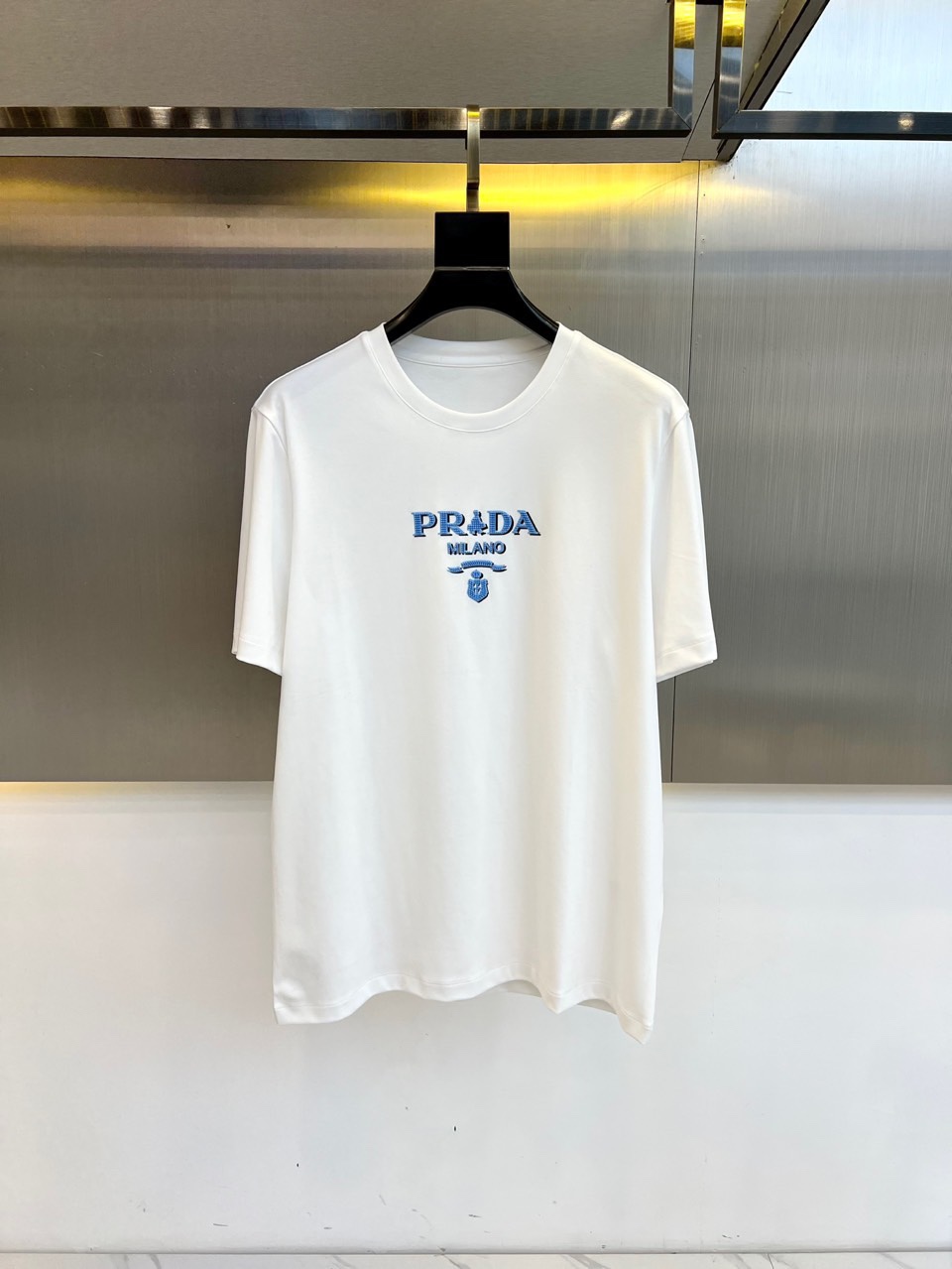 NO:136723,Prad Prad, summer men's round neck, fashionable three-dimensional letter casual European cotton short-sleeved T-shirt, selected customers to use imported pure cotton material, high-density rib splicing on the neck, and the same cylinder is dyed to ensure no color difference. The whole T-shirt fabric is comfortable and skin-friendly, absolutely beyond your imagination, the upper body is refreshing, breathable and not stuffy, and the quality is absolutely invincible. The logo is made of imported environmentally friendly paste and multi-layer printing technology. The color texture and uniformity of the pattern are perfect and cannot be picked, which is quite fashionable and brand recognition!  Extremely exquisite basic style cutting and wide-edge reinforcement of shoulder corners make the upper body more upright and stylish!  48-56 (model 173, 143 catties upper body 50 sizes), prada, prada, T-shirt, tees, t-shirt, alexander wang19860909Prad普拉达、夏季男士圆领时尚立体字母休闲欧棉短袖T恤,甄选客供进口纯棉材质制成,领口高密罗纹拼接,同缸定染保证无色差,整件T恤面料舒适亲肤程度绝对超乎你的想象,上身清爽透气不闷热,品相绝对堪称无敌.Logo采用进口环保浆料及多层印刷工艺打造,图案的色泽质感与均匀程度均完美到无法去挑剔,相当具有时髦感与品牌辨识度！精湛无比的基础版型裁剪,肩角宽边加固处理,使得上身更加立挺有型！48-56（模特173,143斤上身50码）,,prada,prada,T-shirt,tees，t-shirt,alexander wang,Men's clothing