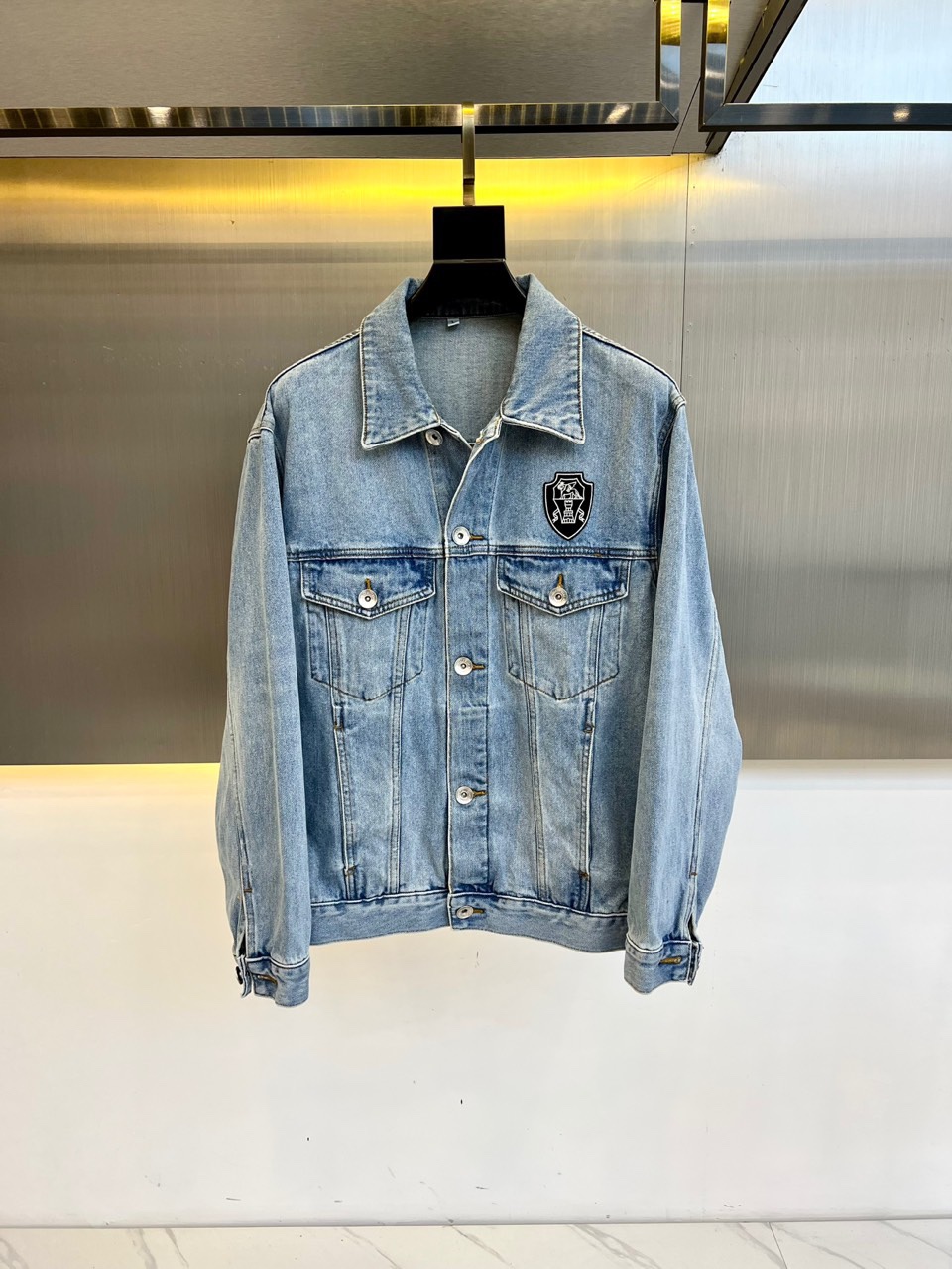 NO:136725,Brunello Cucinelli/ Brunello Cucinelli, classic patch pocket style lapel denim jacket for men!  Use imported 45 cotton 15 viscose 39 polyester fiber 1 spandex blend material. The fabric is heavy and has a soft and glutinous texture after washing. Everyone knows that professional denim people will not wash denim clothes by themselves. Instead, they slowly remove the indigo dye on denim fabric through natural wear and restore the natural fading effect. However, it is difficult for ordinary people to not wash clothes. Washing time and time again will cause ordinary denim fabric to fade away the original color and lose it.  The layering is also dyed with light-colored clothes during normal wear. The fabric of our denim jacket is made of technologically environmentally friendly and active color, stable and high color fastness, and it will be fresh for a long time, and will not fade after washing. Classic lapel patch pocket style, alloy metal I-buckle with car line deconstruction design, inner lining structure, exquisite edge wrapping technology. Casual style cutting, classic lapel design, interpreting unruly trends and personalities, a very outstanding style!  48-56 (model 173, 143 catties upper body 50 sizes), brunello cucinelli, jackets & coats, jackets & coats, alexander wang19860909Brunello Cucinelli/ 布鲁内洛 库奇内利、男士经典贴袋款式翻领牛仔夹克外套！选用客供进口45棉15粘胶39聚酯纤维1氨纶混纺材质,面料克重足,经过水洗处理后,手感软糯却不失硬挺感,大家都知道专业玩牛仔的人是不会自己洗牛仔衣物的,而是通过自然穿着,慢慢退去牛仔面料上的靛蓝染料,还原自然褪色效果,但是普通人去很难做到不洗衣物.一次次的洗涤会让普通牛仔面料褪去原色,失去层次感,更会在平时穿着过程中与浅色衣服串色染色.而我们的这款牛仔夹克的面料采用科技环保活性上色,稳定高色牢度,历久弥新,久洗不掉色.经典翻领贴袋款式,合金金属工字扣搭配车线线条解构设计,内里去里布结构,精湛包边工艺.休闲版型裁剪,经典翻领设计,诠释不羁的潮流以及个性感,非常出色的一个款式！48-56（模特173,143斤上身50码）,,brunello cucinelli,jackets & coats,jackets & coats,alexander wang,Men's clothing