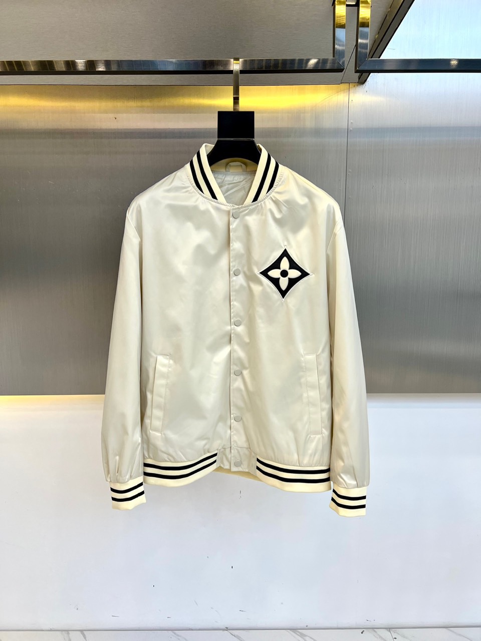 NO:136727,1v and s new products are available for autumn and winter men's baseball uniform jackets, custom jacquard logo fabrics for counters, customized imported polyester fiber, smooth and soft, comfortable upper body, counter hardware, latest design elements, perfect combination of fashion and trend!  The fabric is light and breathable, and the body is worn with no greasy and clear fabric patterns. Heavy industry hardware technology highlights the brand's high-end performance!  !  The sleeve logo logo decoration, and the sleeve design make the whole piece look more high-end, fashionable and layered!  The details are impeccable, the brand element design concept reflects high quality. The feel is delicate and soft!  It is casually cut, with a great upper body style!  48-56 (model 173, 143 catties upper body 50 sizes), Jackets & coats, Jackets & coats, Alexander wang198609091v、s新品发售秋冬男士棒球服夹克外套,专柜定制提花logo面料,定制进口聚酯纤维,手感爽滑柔软,上身舒适,专柜五金,最新设计元素,让您时尚与潮流完美结合！面料质感轻薄透气,贴身穿着不腻清晰的面料纹路,重工五金工艺,彰显品牌的高端性能！！袖子logo徽标装饰,袖子设计让整件更显高端时尚有层次感！细节无可挑剔,品牌元素设计理念,体现高品质.手感细腻柔软！呈现休闲裁剪,上身版型超赞！48-56（模特173,143斤上身50码）,,jackets & coats,jackets & coats,alexander wang,Men's clothing