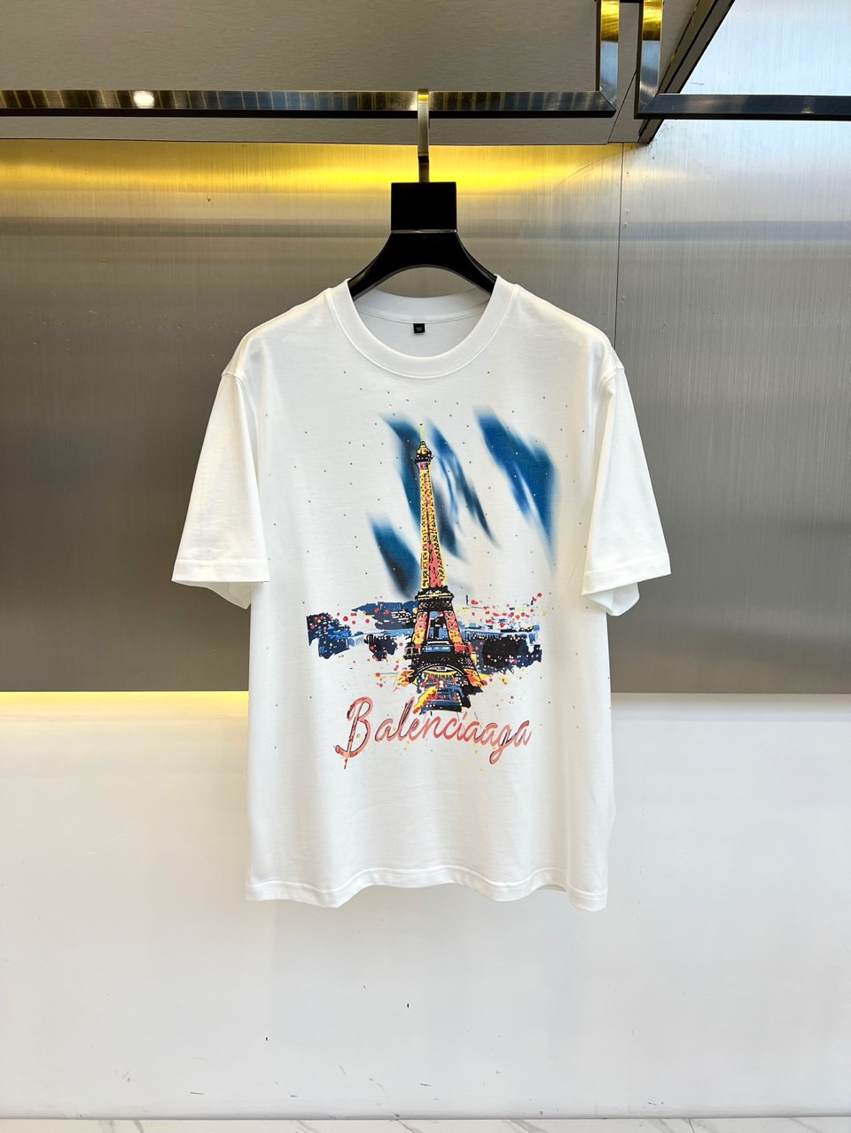 NO:136729,Balenciaga, spring new product hot diamond printed iron tower logo short-sleeved T-shirt. Special textile tight cotton, 24 yarns are relatively thin, so the fabric made of this yarn is usually relatively thin, soft and has good breathability. Tight cotton is the structure of the fabric, and the yarns are arranged tightly, making the fabric thicker and more compact. The tight structure also helps to improve the wear resistance and wrinkle resistance of the fabric. The stitches of tatami embroidered cross the entire figure and are arranged in a direction perpendicular to the border of the figure, forming a set of forward and return stitches. This arrangement not only enhances the three-dimensionality and texture of the pattern, but also makes the pattern more delicate and vivid. 48-56 (model 173, 143 catties upper body 50 yards), ,balenciaga, T-shirt,tees, t-shirt,alexander wang19860909Ba巴黎世家、春装新品烫钻印花铁塔logo短袖T恤.特纺织紧密棉,24支纱线相对较细,因此,由这种纱线制成的面料通常会相对轻薄、柔软并具有良好的透气性.紧密棉可是面料的结构紧密,纱线之间排列紧密无间,使得面料更加厚实、密实.紧密的结构也有助于提高面料的耐磨性、抗皱性.榻榻米绣的针迹跨过整个图形,沿与图形边界相垂的方向排列,分别形成一组前进和返回针迹.这种排列方式不仅增强了图案的立体感和质感,还使得图案更加精细和生动.48-56（模特173,143斤上身50码）,,balenciaga,T-shirt,tees，t-shirt,alexander wang,Men's clothing