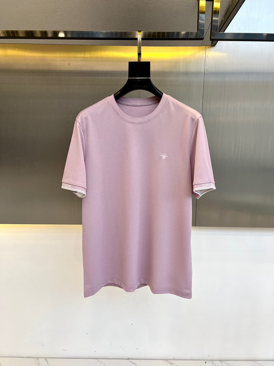 NO:136712,Dio, 25SS spring and summer new mulberry silk blended silk cotton knitted round neck short-sleeved T-shirt. It uses imported mulberry silk blended material 64.9 polyester fiber 26.9 cotton 8.2 mulberry silk, carefully woven by super fine imported weaving technology, with excellent elasticity and smooth, soft and skin-friendly touch, bringing you a close-fitting and refreshing wearing experience!  Its excellent breathability allows you to stay comfortable during the hot summer days and enjoy the relaxing moments!  Low-key and elegant!  Whether it is daily matching or formal occasions, exquisite design and comfortable wearing experience!  48-56 (model 173, 143 catties upper body 50 sizes), dior,dior,t-shirt,tees,t-shirt,alexander wang19860909Dio迪奥、25SS春夏新款桑蚕丝混纺丝光棉针织圆领短袖T恤.选用客供进口桑蚕丝混纺材质64.9聚酯纤维26.9棉8.2桑蚕丝,由超精细进口机织工艺精心织造,绝佳的弹性与滑腻软糯亲肤的触感,为您带来贴身且清爽的穿着体验！其出色的透气性让您在炎炎夏日中仍能保持舒适,尽享轻松自在的时刻！低调而优雅！无论是日常搭配还是正式场合,精致的设计和舒适的穿着体验！48-56（模特173,143斤上身50码）,,dior,dior,T-shirt,tees，t-shirt,alexander wang,Men's clothing