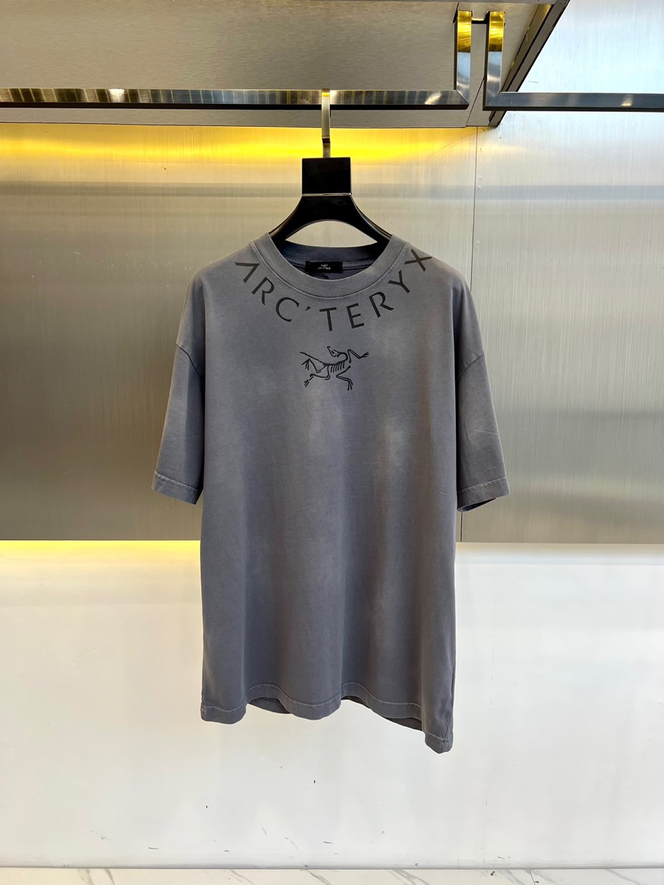 NO:136714,ARCTER Archaeoptera bird, new spring and summer old short-sleeved T-shirt, the first thing that everyone thinks of outdoor brands is Canadian goose and Archaeoptera bird. It gives people a feeling of trying out the label!  In addition to being quite accomplished in style design, the most obvious or most expert should be to have deeper and unique insights and attainments in fabrics. Through continuous structural research and problem-solving, and characterized by unique research on fabrics, these alone are enough to support it to become the first new logo brand image in the clothing manufacturing industry. This model is made of wash cotton!  The fabric after the seiko blending feels smooth and soft, and it has both natural beauty and comfort. The large body style is cut cleanly and cleanly, and the fabric shows a different hazy structural beauty. It is made of exclusive mold customization. The fabric and its technology test the workers, can be smooth and smooth without wrinkles!  Logo logo pattern printing craft design!  It really tests the handmade work of every master!  It makes the whole clean and neat, without leaving any thread. Now men who pursue life are more refined in life!  S-XXL (model 173, 143 catties upper body 50 sizes), arc'teryx, T-shirt, tees, t-shirt, alexander wang19860909ARCTER始祖鸟、 春夏新款做旧短袖T恤,户外品牌可能大家第一想到的就是加拿大鹅、始祖鸟.给人一种标签试的感觉！除了在款式设计上颇有造诣之外,最明显或者说最为拿手的,应该就是在面料上的拥有更深独特见解跟造诣了.通过不断地结构研究和问题处理,在以面料独特研究为特征,仅凭这些就已经足以支撑其成为服装制造行业中,首屈可数的新标志品牌形象.此款采用洗水棉材质！通过精工混纺之后的面料,手感细滑柔软,同时兼具自然美感跟舒适度.大身上版型裁剪简洁干净,面料上显现出了不一样朦胧的结构性美感来.独家开模定制而成,面料及其考验工人的技术,能做到平整服帖又不起皱！标志logo图案印花工艺设计！真的是很考验每位师傅的手工制作！使得整体干净利索,不留一丝线头.现在对于生活有所追求的男性也在生活中更为精致！S-XXL（模特173,143斤上身50码）,arc'teryx,T-shirt,tees，t-shirt,alexander wang,Men's clothing