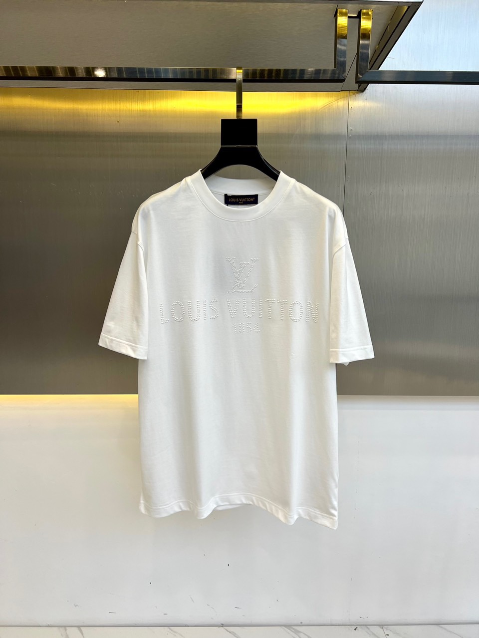 NO:136716,1v, 25 spring and summer series cotton short-sleeved T-shirts!  It is made of long-length cotton fabric, which has a soft and delicate feel, and is skin-friendly and breathable on the upper body, making it very comfortable to wear with close body!  The dispensing logo pattern is fashionable and three-dimensional. It highlights the overall styling and body-slimming feeling. The overall craftsmanship line is really impeccable!  The upper body is simple and elegant, without losing the sense of fashion. It is very fashionable whether it is base or worn alone. There is no pressure to match various pants!  A magical artifact for traveling to enhance the sense of separation without age!  A great work to reduce age!  Don't hesitate if you like it!  48-56 (model 173, 143 catties upper body 50 sizes), T-shirt,tees, t-shirt,alexander wang198609091v、25春春夏系列棉质短袖T恤！采用长绒棉面料, 手感柔软细腻, 上身亲肤透气, 贴身穿非常舒服！点胶logo图案时尚立体.非常的凸显整体的造型感以及修身上身感 整体的工艺车线真的是无可挑剔！上身简约大方, 不失那份时尚感, 无论打底或是单穿都很潮, 各种裤装搭配毫无压力！出行凹造型神器, 提升好气色没有年龄的分界感！减龄佳作！喜欢的不要犹豫！48-56（模特173,143斤上身50码）,,T-shirt,tees，t-shirt,alexander wang,Men's clothing