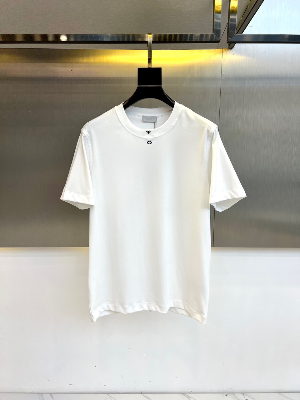 NO:136718,Dior and AW spring and summer new custom fabrics are casual short-sleeved. This custom pure cotton gorge heavy fabric T-shirt is decorated with embroidered patterns in the same tone, and the latest iconic logo print. It is paired with a brocade round neck to create a casual effect. Loose style, the fabric is not stuffy, comfortable, breathable and soft, and can be matched with jeans or sports trousers!  48-56 (model 173, 143 catties upper body 50 sizes), dior, dior, jeans, T-shirt, alexander wang19860909Dior迪奥、AW春夏新品定制面料休闲短袖,这款定制纯棉高克重面料 T 恤饰以同色调刺绣图案,最新标志性的 logo 印花.同布罗纹圆领搭打造休闲效果.宽松款式,面料无闷热感,舒适透气柔软,可与牛仔裤或运动长裤搭配！48-56（模特173,143斤上身50码）,,dior,dior,jeans,T-shirt,alexander wang,Men's clothing