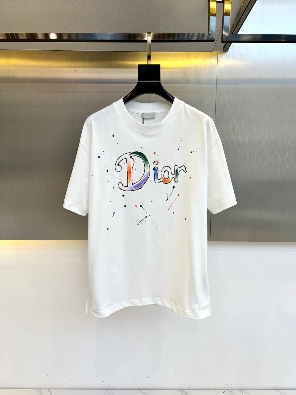 NO:136720,Dio, early spring hand-painted printed logo badge round neck short-sleeved T-shirt. Customer-supplied worsted knitted cotton fabric, with smooth texture and delicate texture, light and refreshing, and a cutting process that combines both inside and outside, always maintains a perfect shape. The unique hand-painted logo print interprets the unrestrained free soul, representing the trendy brand design charm that keeps pace with the times, using exquisitely controlled painted glue, full of craftsmanship. A new layer of woven hand-painted brush glue splashing graffiti is a craft show, with extremely high precision!  48-56 (model 173, 143 catties upper body 50 sizes), dior,dior,t-shirt,tees,t-shirt,alexander wang19860909Dio迪奥、早春手绘印花标识徽章圆领短袖T恤.客供精纺针织棉面料,手感质感顺滑细腻,轻薄透爽,内外兼具的裁剪工艺,时刻保持足够完美的造型.别具一格的手绘logo印花演绎无拘无束的自由灵魂代表与时俱进的潮流品牌设计魅力运用精控彩绘刷胶制作,工艺感十足.全新层次分明机织手绘刷胶泼墨涂鸦实属工艺秀作,精细度极高！48-56（模特173,143斤上身50码）,,dior,dior,T-shirt,tees，t-shirt,alexander wang,Men's clothing