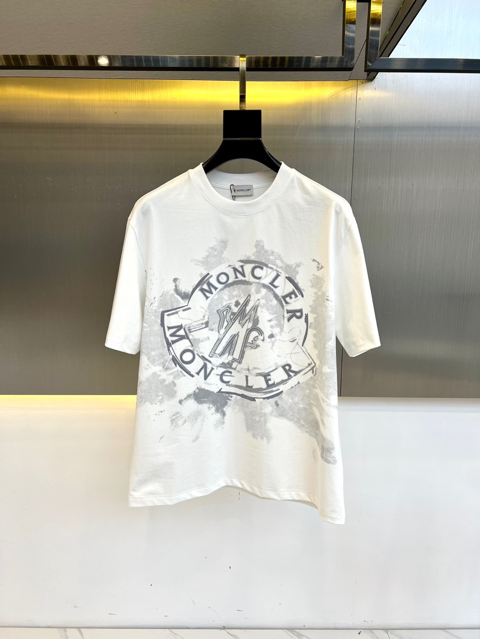 NO:136722,Mon cover, spring and summer short-sleeved round neck short-sleeved T-shirt, high-quality combed tight 32-piece cotton cover, customized 260 grams super soft and special feel, the latest three-dimensional printed logo pattern on the chest is super textured, close-fitting, comfortable, soft and breathable!  Casual loose style, fashionable and trendy, and the same style as men and women are casually matched!  48-56 (model 173, 143 catties upper body 50 sizes), Moncler, T-shirt, tees, t-shirt, alexander wang19860909Mon蒙口、春夏短袖圆领短袖T恤、高品质精梳紧密32支棉盖棉,定制260克超柔软特别手感、胸前最新立体印花logo图案超有质感,贴身舒适柔软透气！休闲宽松版型,时尚潮流,男女同款随意搭配！48-56（模特173,143斤上身50码）,,Moncler,T-shirt,tees，t-shirt,alexander wang,Men's clothing