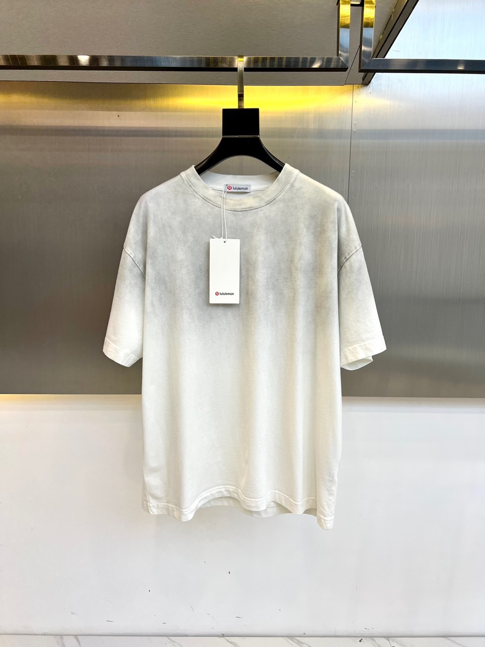 NO:136724,Lululemon, a new summer heavy-industry washing old pure cotton round neck short-sleeved T-shirt. It is essential for casual spring and summer outfits. The gradient old washing process is natural and beautiful. The printed letters are exquisite and atmospheric, with a strong three-dimensional feeling, which is very amazing. The fabric is soft and skin-friendly. The upper body is a lazy and high-end feel. This washing T-shirt is definitely the absolute versatile king this year. The same style of men and women makes the feeling of luxury and high-end!  OS shoulder-drop silhouette version!  S-XXL (model 173, 143 catties upper body M size), T-shirt,tees,t-shirt,alexander wang19860909Lululemon露露、夏季新款重工水洗做旧纯棉圆领短袖T恤.春夏休闲穿搭必不可少,渐变做旧水洗工艺自然美观,印花字母做工更是精致大气,立体感超强,非常惊艳,面料柔软亲肤,上身一丝丝慵懒又高级的feel,这款水洗T绝对是今年绝对的百搭之王,男女同款搭配穿出奢侈品高订的感觉！OS落肩廓形版！S-XXL（模特173,143斤上身M码）,,T-shirt,tees，t-shirt,alexander wang,Men's clothing