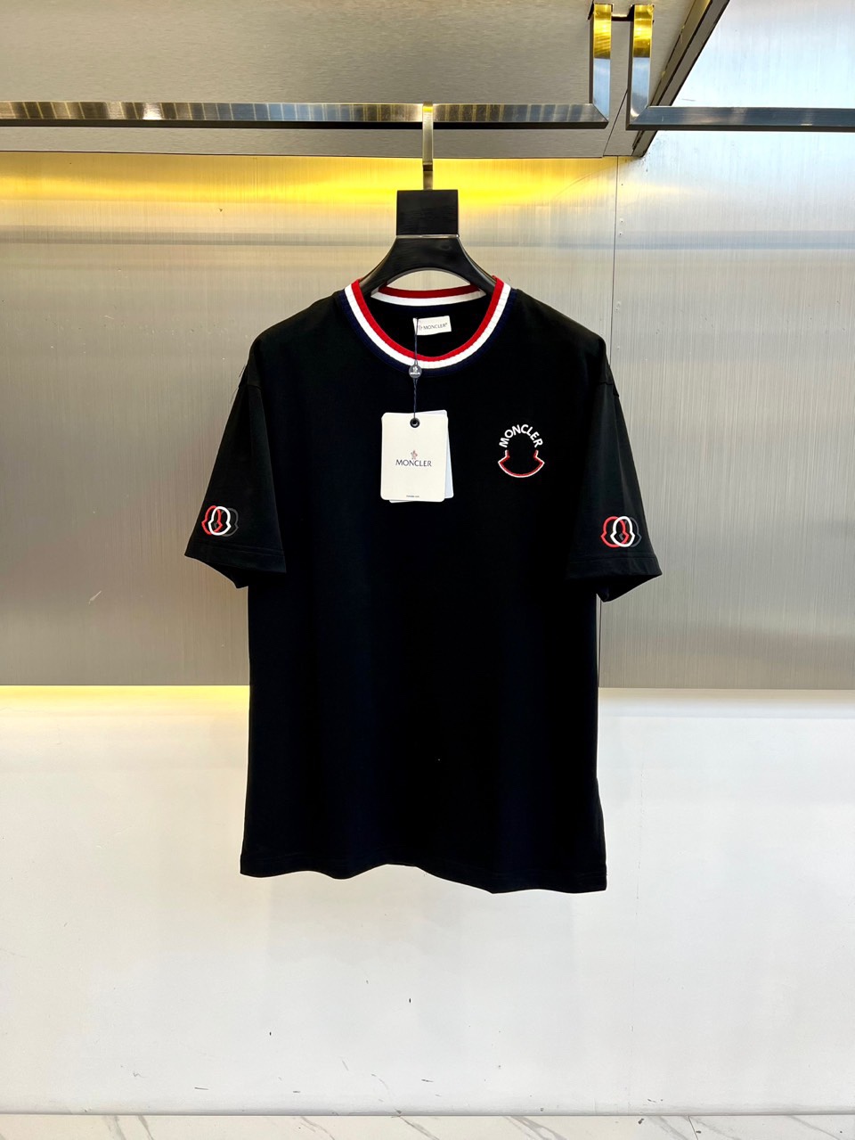 NO:428866,Mon mask, 2025 spring and summer new rainbow thread round neck short-sleeved T-shirt. High-end liquid ammonia cotton blend material 35.3 cotton 34.9 lyceler 29.8 polyester fiber. It is carefully woven by ultra-fine imported weaving technology. It has excellent elasticity and smooth, soft and skin-friendly touch, bringing you a close-fitting and refreshing wearing experience!  Its excellent breathability allows you to stay comfortable during the hot summer days and enjoy the relaxing moments!  Low-key and elegant!  Whether it is daily matching or formal occasions, exquisite design and comfortable wearing experience!  48-56 (model 173, 143 catties upper body 50 sizes), Moncler, T-shirt, tees, t-shirt, alexander wang19860909Mon蒙口、2025春夏新品彩虹螺纹圆领短袖T恤.高端液氨棉质混纺材料35.3棉 34.9莱赛尔29.8聚酯纤维.由超精细进口机织工艺精心织造,绝佳的弹性与滑腻软糯亲肤的触感,为您带来贴身且清爽的穿着体验！其出色的透气性让您在炎炎夏日中仍能保持舒适,尽享轻松自在的时刻！低调而优雅！无论是日常搭配还是正式场合,精致的设计和舒适的穿着体验！48-56（模特173,143斤上身50码）,,Moncler,T-shirt,tees，t-shirt,alexander wang,Men's clothing