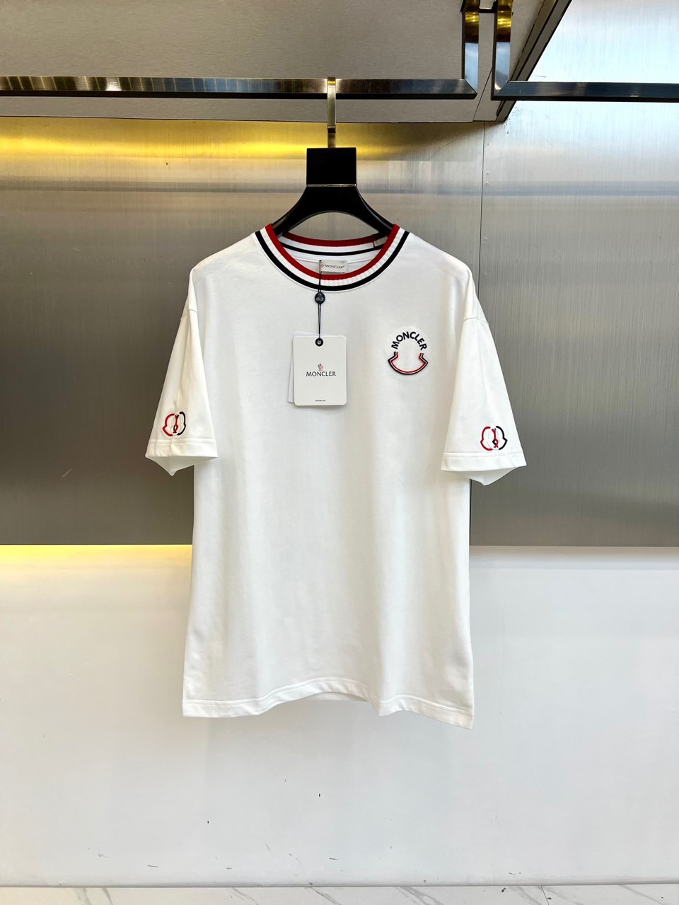 NO:162824,Mon mask, 2025 spring and summer new rainbow thread round neck short-sleeved T-shirt. High-end liquid ammonia cotton blend material 35.3 cotton 34.9 lyceler 29.8 polyester fiber. It is carefully woven by ultra-fine imported weaving technology. It has excellent elasticity and smooth, soft and skin-friendly touch, bringing you a close-fitting and refreshing wearing experience!  Its excellent breathability allows you to stay comfortable during the hot summer days and enjoy the relaxing moments!  Low-key and elegant!  Whether it is daily matching or formal occasions, exquisite design and comfortable wearing experience!  48-56 (model 173, 143 catties upper body 50 sizes), Moncler, T-shirt, tees, t-shirt, alexander wang19860909Mon蒙口、2025春夏新品彩虹螺纹圆领短袖T恤.高端液氨棉质混纺材料35.3棉 34.9莱赛尔29.8聚酯纤维.由超精细进口机织工艺精心织造,绝佳的弹性与滑腻软糯亲肤的触感,为您带来贴身且清爽的穿着体验！其出色的透气性让您在炎炎夏日中仍能保持舒适,尽享轻松自在的时刻！低调而优雅！无论是日常搭配还是正式场合,精致的设计和舒适的穿着体验！48-56（模特173,143斤上身50码）,,Moncler,T-shirt,tees，t-shirt,alexander wang,Men's clothing