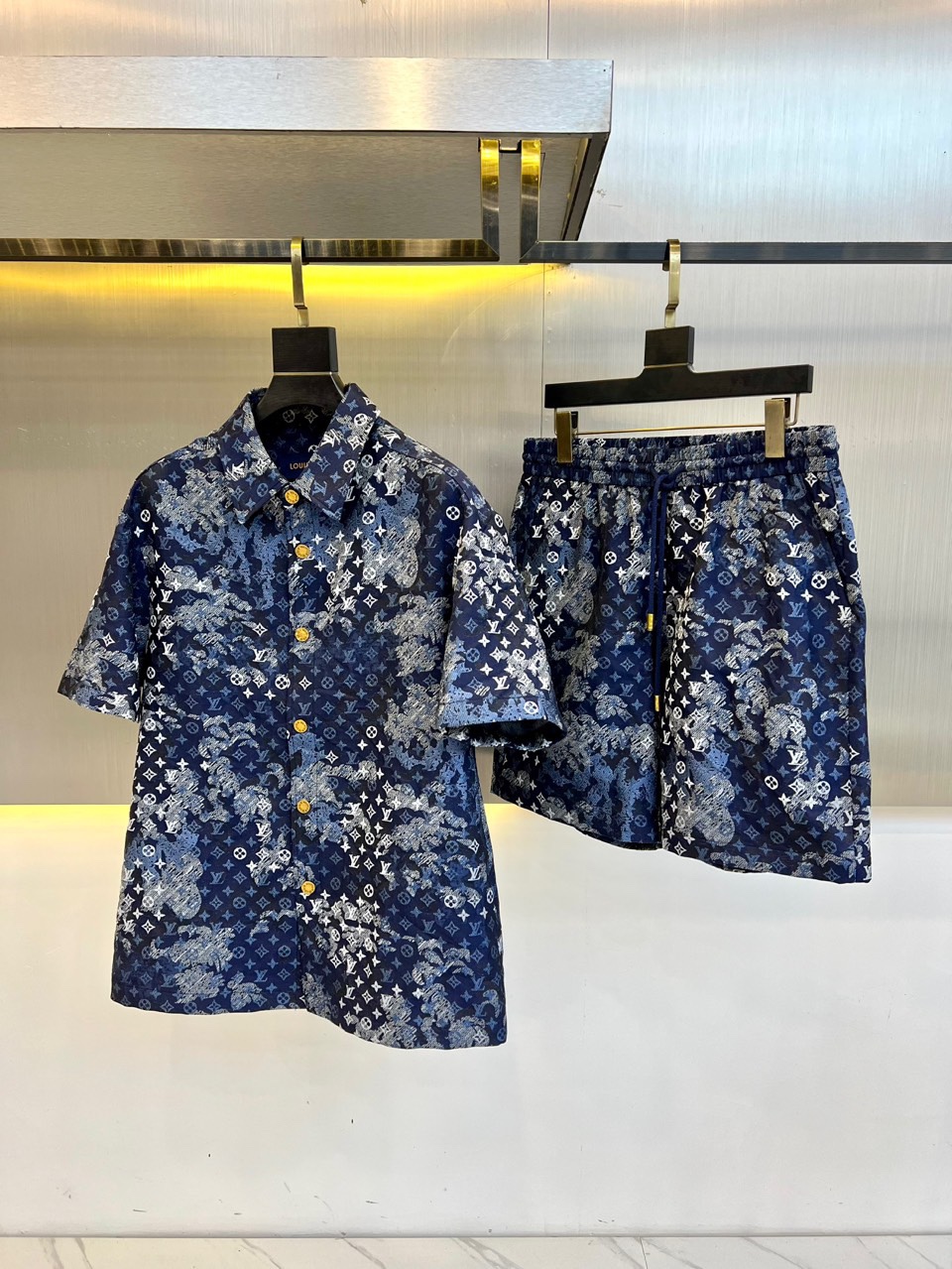 NO:162821,1v Vuitton, 2025 spring and summer new men's jungle camouflage mosaic denim short-sleeved shirt   shorts suit (one set cannot be sold without disassembly), imported yb fabric, with wide texture and smooth feel, using smooth texture to build elegant and sporty silhouette, pixel effect printing of mosaic texture reshapes classic pattern, Louis Vuitton sign logo on the chest, dark and light contrasting color mosaic plaid jacquard texture texture high-end and fashionable, double pockets on the chest embellish the overall shape jacquard letters highlight the brand tone, and artwork that cannot be copied. 48-56 (model 173, 143 catties upper body 50 yards),,louis vuitton, shorts,shirts,T-shirt,alexander wang198609091v威登、2025春夏新品男装丛林迷彩马赛克牛仔短袖衬衫 短裤套装（一套不可拆卖）,进口yb面料,质感挺阔,手感顺滑,采用顺滑质感构筑雅致运动廓形,马赛克纹理的像素效果印花重塑经典图案,胸前路易威登标牌标识,深浅撞色马赛克格子提花肌理质感高级时髦,胸前双口袋点缀整体造型提花字母凸显品牌调性,不可复制的艺术品.48-56（模特173,143斤上身50码）,,louis vuitton,shorts,shirts,T-shirt,alexander wang,Men's clothing