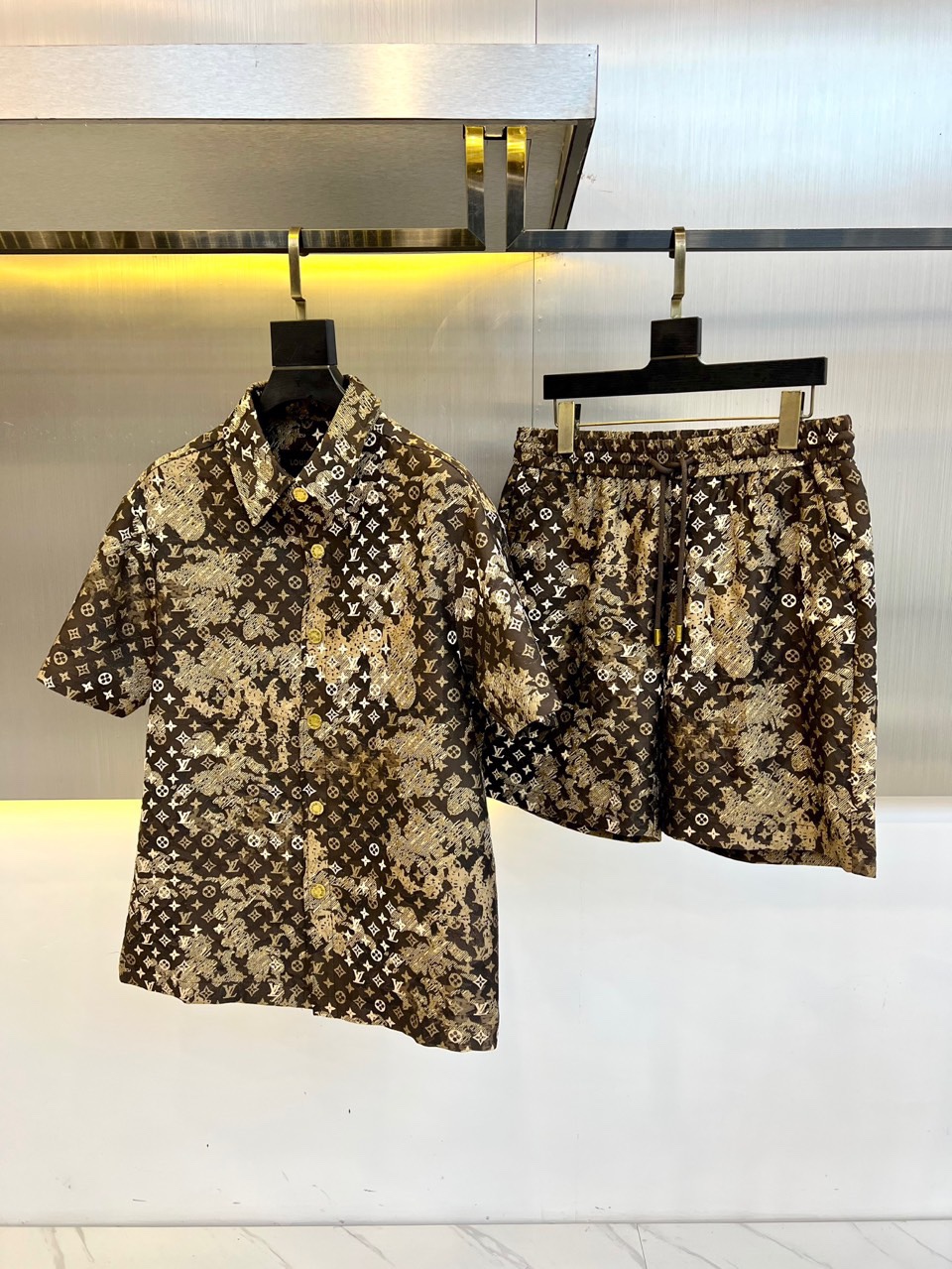 NO:161290,1v Vuitton, 2025 spring and summer new men's jungle camouflage mosaic denim short-sleeved shirt   shorts suit (one set cannot be sold without disassembly), imported yb fabric, with wide texture and smooth feel, using smooth texture to build elegant and sporty silhouette, pixel effect printing of mosaic texture reshapes classic pattern, Louis Vuitton sign logo on the chest, dark and light contrasting color mosaic plaid jacquard texture texture high-end and fashionable, double pockets on the chest embellish the overall shape jacquard letters highlight the brand tone, and artwork that cannot be copied. 48-56 (model 173, 143 catties upper body 50 yards),,louis vuitton, shorts,shirts,T-shirt,alexander wang198609091v威登、2025春夏新品男装丛林迷彩马赛克牛仔短袖衬衫 短裤套装（一套不可拆卖）,进口yb面料,质感挺阔,手感顺滑,采用顺滑质感构筑雅致运动廓形,马赛克纹理的像素效果印花重塑经典图案,胸前路易威登标牌标识,深浅撞色马赛克格子提花肌理质感高级时髦,胸前双口袋点缀整体造型提花字母凸显品牌调性,不可复制的艺术品.48-56（模特173,143斤上身50码）,,louis vuitton,shorts,shirts,T-shirt,alexander wang,Men's clothing