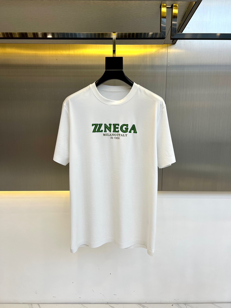 NO:137902,Zegna, 2025 spring and summer men's new classic LOGO embossed round neck short-sleeved T-shirt. Imported custom fabric, 62 cotton, 22 lyceler 12 spandex 4 mulberry silk fabric feels silky and soft, breathable and skin-friendly, extremely comfortable to wear, and the overall texture is quite high!  The iconic logo logo on the chest of the garment is carefully crafted with three-dimensional printing technology. The regular slim fit style is cut, which can easily concave and make you look slim and taller!  48-56 (model 173, 143 catties upper body 50 sizes), zegna, T-shirt, tees, t-shirt, alexander wang19860909Zegna杰尼亚、2025春夏男士新款经典LOGO压花圆领短袖T恤.进口定制面料,62绵,22莱赛尔12氨纶4桑蚕丝面料手感丝滑柔软,透气亲肤性极佳,着身无比的舒适,整体质感相当之高！衣身胸前标志性徽标Logo,采用立体印花技术精心打造.常规修身版型裁剪设计,轻松凹出显瘦显高身型！48-56（模特173,143斤上身50码）,,zegna,T-shirt,tees，t-shirt,alexander wang,Men's clothing