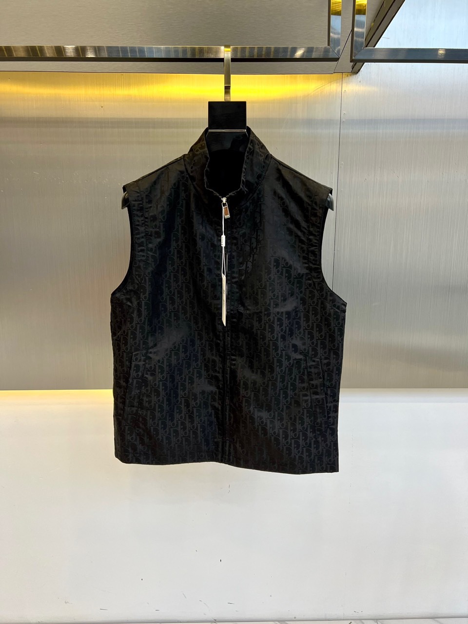 NO:137908,Dio, 2025 spring new thin Oblique jacquard windbreaker vest, imported Italian fabrics are fashionable. European counters are synchronized, and the upper body is more casual and elegant. The counter original hardware is luxurious and high-end customized new work!  The highest quality shipment in the market, original auxiliary materials, soft and comfortable, versatile and durable. 48-56 (model 173, 143 catties upper body 50 sizes), dior, dior, alexander wang19860909Dio迪奥、2025春季新款薄款Oblique 提花风衣马甲 意大利进口面料时尚.欧洲专柜同步,上身更随意大方,专柜原版五金奢华高档定制新作！市场最高品质出货、原版辅料,柔软舒适.百搭耐看.48-56（模特173,143斤上身50码）,,dior,dior,alexander wang,Men's clothing