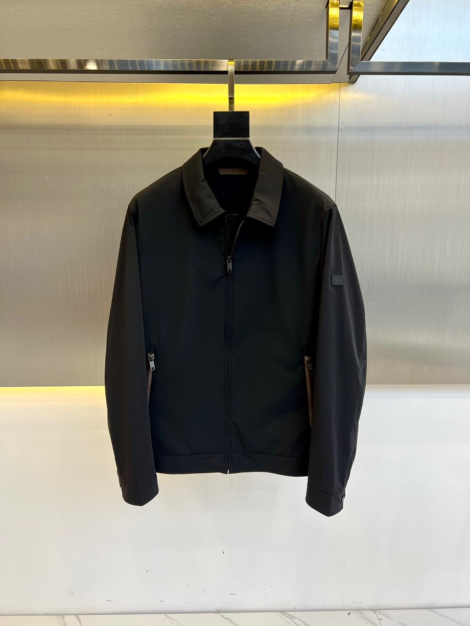 NO:137914,Zegna, 2025 Spring and Autumn New Business and Casual Solid Color Lapel Jacket High-end Men's Executive Jacket Jacket. EZ Home Business Successful Standing Collar Executive Jacket, specially designed for the elites in the workplace, is your winning weapon to stand out. Its unique splicing design breaks the monotony of traditional jackets, outlines a unique outline with neat lines, visually more three-dimensional, showing personality in a low-key manner, revealing extraordinary taste, allowing you to show your unique style in serious business occasions. The fabric is made of imported anti-wrinkle material, soft and skin-friendly, and has excellent breathability, and can keep it dry and comfortable even if worn for a long time. Moreover, it has excellent anti-wrinkle performance. Whether it is the trunk squeezing that is frequent business trips or sitting in a busy work period, it can always maintain a crisp style, avoiding the trouble of ironing, and can show people in the best condition at any time.  Whether it is important business negotiations or daily work, the EZ stand-up collar executive jacket can be perfectly adapted, easily improving your aura, helping you overcome difficulties and achieve success in the workplace. 48-56 (model 173, 143 catties upper body 50 yards), zegna, jackets & coats, jackets & coats, alexander wang19860909Zegna杰尼亚、2025春秋新款商务休闲纯色翻领茄克高端男士行政夹克外套. EZ家商务干练立领行政夹克,专为职场精英打造,是你脱颖而出的制胜法宝. 它的独特拼接设计,打破传统夹克的单调,以利落线条勾勒出独特轮廓,视觉上更加立体,干练中彰显个性,低调中透露不凡品味,让你在严肃的商务场合也能展现独特风采. 面料采用进口抗皱材质,触感柔软亲肤,透气性绝佳,即使长时间穿着也能保持干爽舒适.而且,它抗皱性能卓越,不管是频繁出差的行李箱挤压,还是忙碌工作中的久坐,都能时刻保持挺括版型,免去熨烫烦恼,随时都能以最佳状态示人. 无论是重要的商务谈判,还是日常的职场工作,EZ家立领行政夹克都能完美适配,轻松提升你的气场,助你在职场中一路披荆斩棘,斩获成功.48-56（模特173,143斤上身50码）,,zegna,jackets & coats,jackets & coats,alexander wang,Men's clothing