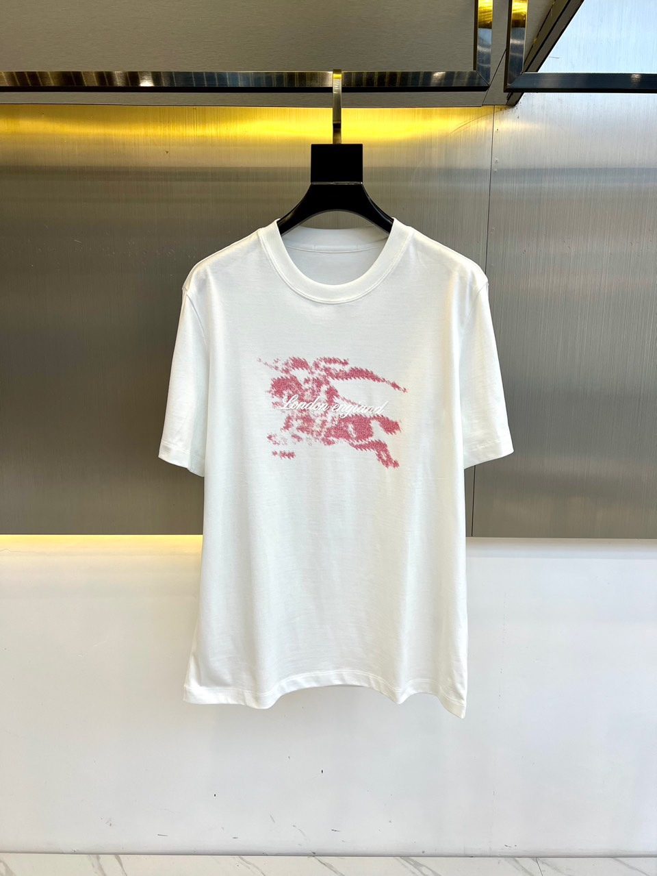 NO:137917,Burberry, 2025 spring and summer new model!  The war horse knight short-sleeved T-shirts show different fashion senses. The overall details have a good sense of layering and more fashionable. The fabric is customized with European cotton texture, the upper body is skin-friendly and breathable, and the overall has a good backbone, which is crisp and stylish. The style is made of a slightly contoured tailor, and the neckline is slightly fitted to the neck. Whether it is fitted inside or coat, it can be fashionable and stylish. It is super strong and perfectly customized version, which has a modern and technological sense!  The 3D pattern is lifelike and the details are excellent!  48-56 (model 173, 143 catties upper body 50 sizes), burberry, burberry, jackets & coats, T-shirt, tees, t-shirt, alexander wang19860909Bur巴宝莉、2025春夏新款！战马骑士短袖t恤不同工艺呈现不同时尚感,整体细节有很好层次感,更显时尚潮流,面料采 用客供定制欧棉质地,上身亲肤透气,整体又有很好的骨干,挺括有型,版型,采用 微廓的剪裁,领口微微贴合颈部,不管内搭还是外套,都能时尚有型,超强悍完美定制版,很有现代科技感！3d图案栩栩如生,细节非常出色！48-56（模特173,143斤上身50码）,,burberry,burberry,jackets & coats,T-shirt,tees，t-shirt,alexander wang,Men's clothing