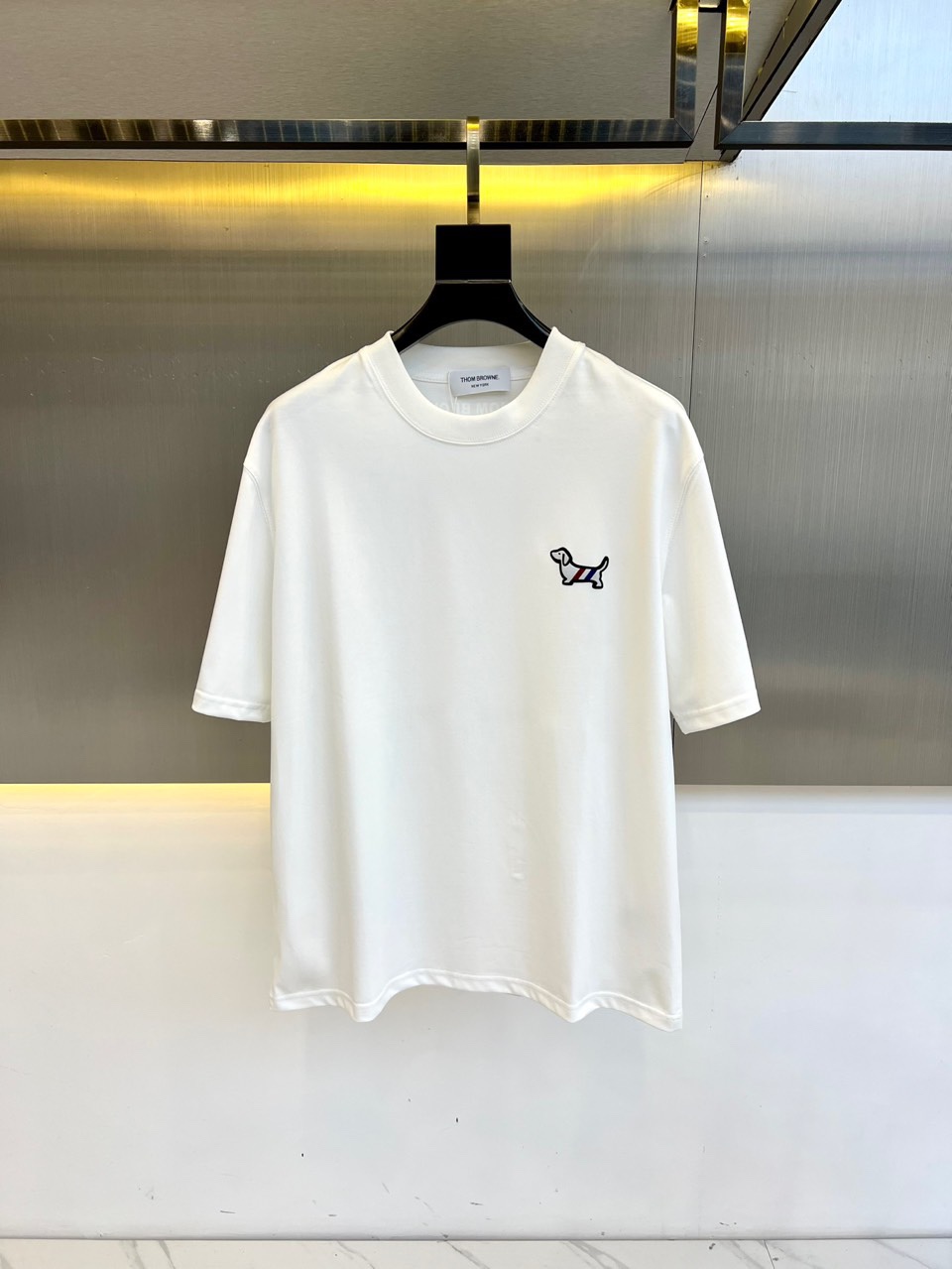 NO:137924,Tb Tom Brown, a new round neck short-sleeved T-shirt in spring and summer 2025. The body is made of imported European cotton fabrics for customers. The fabric feels soft and dense. It is extremely skin-friendly to wear with close body. The thin and breathable texture is very comfortable!  The puppy embroidery on the chest of the clothes, the unique and trendy design style is very eye-catching!  The casual and versatile style cuts easily to create a unique and fashionable style. The classic basic short Tee is essential for commuting in all seasons. New and old customers will not make mistakes when they close their eyes and take them away!  48-56 (model 173, 143 catties upper body 50 sizes), thom browne, T-shirt, tees, t-shirt, alexander wang19860909Tb汤姆布朗、2025春夏新品圆领短袖T恤,衣身采用客供进口欧棉面料制作而成,面料触感柔软绵密,贴身穿着极为亲肤,轻薄透气的质感非常舒适！衣身胸前小狗刺绣,独特新潮的设计风格,非常的吸睛亮眼！休闲百搭的版型裁剪,轻松穿出独特时尚的潮流范儿,四季通勤必备的经典基础短Tee,新老客户闭眼收走不会出错！48-56（模特173,143斤上身50码）,,thom browne,T-shirt,tees，t-shirt,alexander wang,Men's clothing