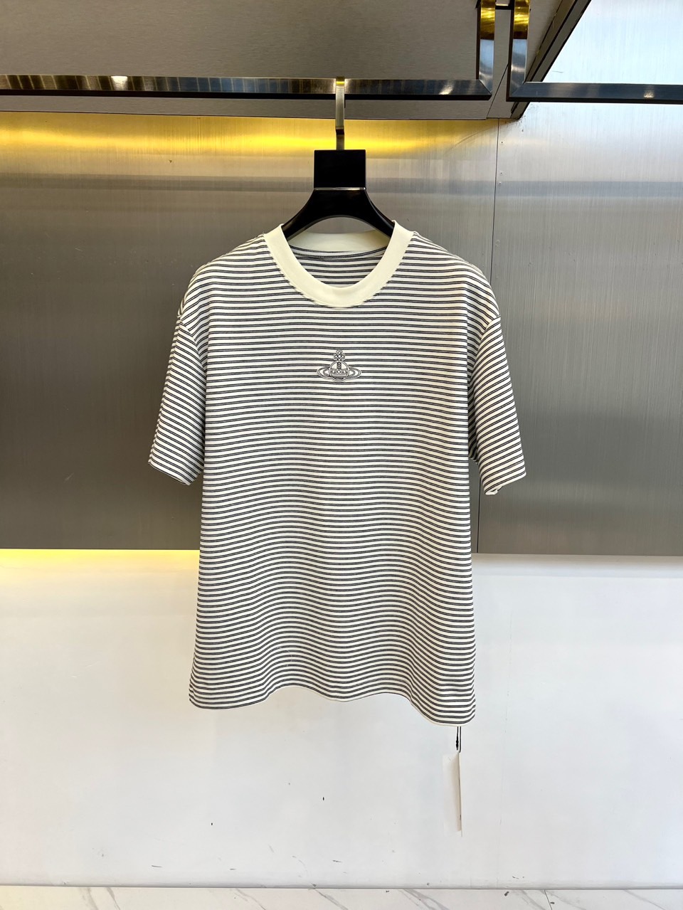 NO:137926,Vivienne Westwood Queen Mother and 25s spring clothes new Saturn logo black and white striped contrasting color design short-sleeved T-shirt, using fixed weaving contrasting color striped fabric, fixed weaving and dyeing, classic black and white contrasting color striped elements, the upper body is super slim and versatile, imported integrated weaving technology, textured texture, age-reducing striped elements create a timeless classic and fashionable outfit!  Customized European cotton has a comfortable and delicate touch, and the round neck slightly lowered shoulder design is comfortable and relaxed, and the practicality and leisure feel blended!  Both men and women are suitable for loose and easy to match. 48-54 (model 173, 143 catties upper body 50 sizes), T-shirt,tees, t-shirt,alexander wang19860909VivienneWestwood西太后、25s春装新品土星logo黑白相间条纹撞色设计短袖T恤,采用定织撞色条纹面料,定织定染,经典永不过时的黑白撞色条纹元素,上身超级显瘦又百搭,进口一体机织工艺,自带纹理感的质感,减龄的条纹元素打造不过时的经典时髦穿搭！定制欧棉舒爽细腻的触感,圆领微落肩设计舒适松弛,实穿性与休闲感交融！男女都适配 版型宽松好搭配.48-54（模特173,143斤上身50码）,,T-shirt,tees，t-shirt,alexander wang,Men's clothing