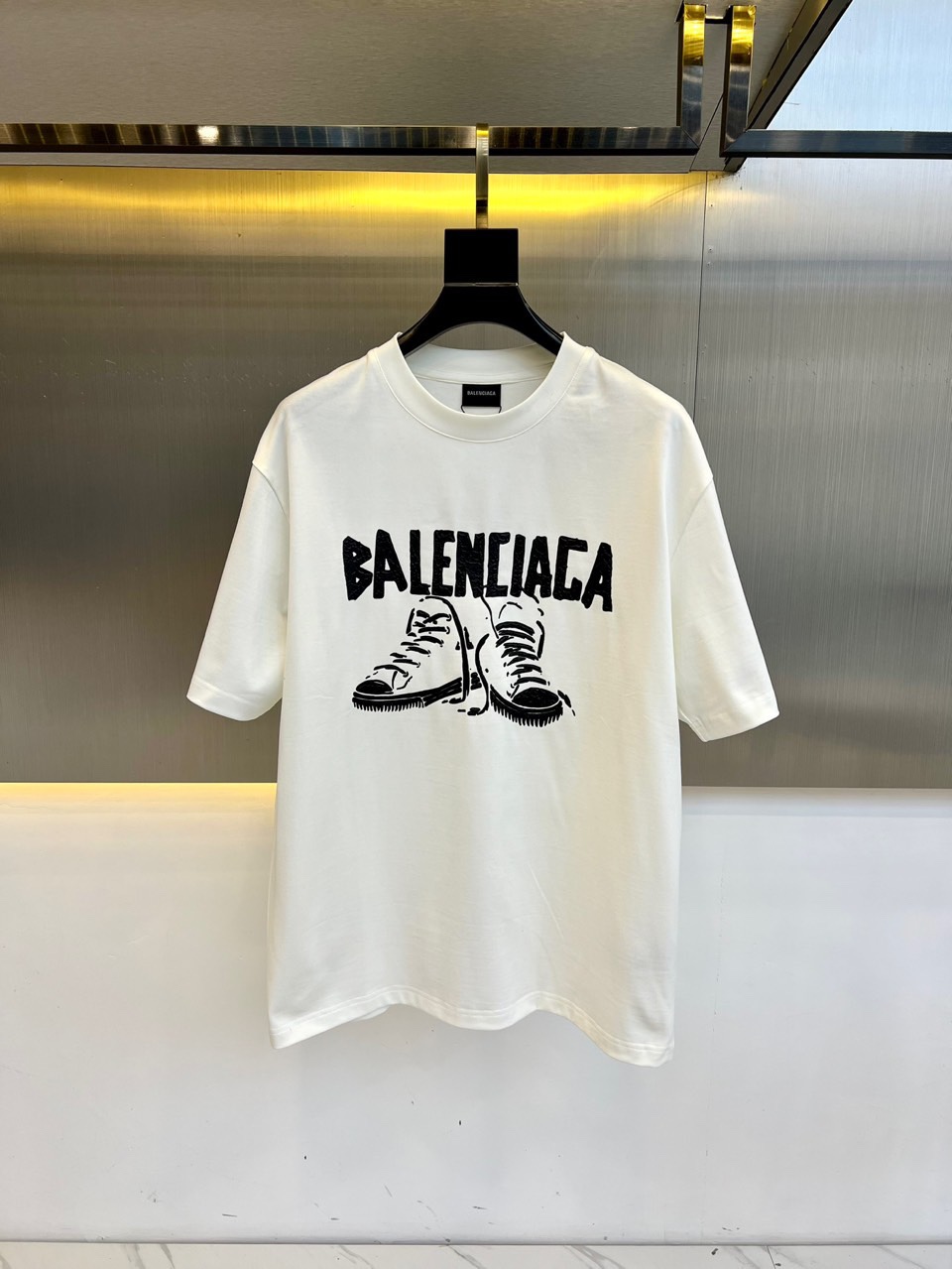 NO:137928,Balenciaga - 2025 spring and summer new style letter logo round neck short-sleeved T-shirt, a spring and summer casual outfit is essential. The letter printing on the chest is completely reflected in the high-end aesthetic workmanship. The signature print is natural and beautiful. The printed letter workmanship is exquisite and atmospheric, with a strong three-dimensional feeling, which is very stunning. The fabric is soft and skin-friendly, and the upper body is a bit lazy and high-end feel. This wash T-shirt is definitely the absolute king of basic styles this year. The same style of men and women makes the feeling of luxury and high-end ordering!  48-56 (model 173, 143 catties upper body 50 sizes), ,balenciaga, T-shirt,tees, t-shirt,alexander wang19860909巴黎世家-2025春夏新款 字母logo圆领短袖t恤,春夏休闲穿搭必不可少,胸前字母印花完完全全体现在高级审美的做工上, 签名印花自然美观,印花字母做工更是精致大气,立体感超强,非常惊艳,面料柔软亲肤,上身一丝丝慵懒又高级的feel,这款水洗t绝对是今年绝对的基础款之王,男女同款搭配穿出奢侈品高订的感觉！48-56（模特173,143斤上身50码）,,balenciaga,T-shirt,tees，t-shirt,alexander wang,Men's clothing