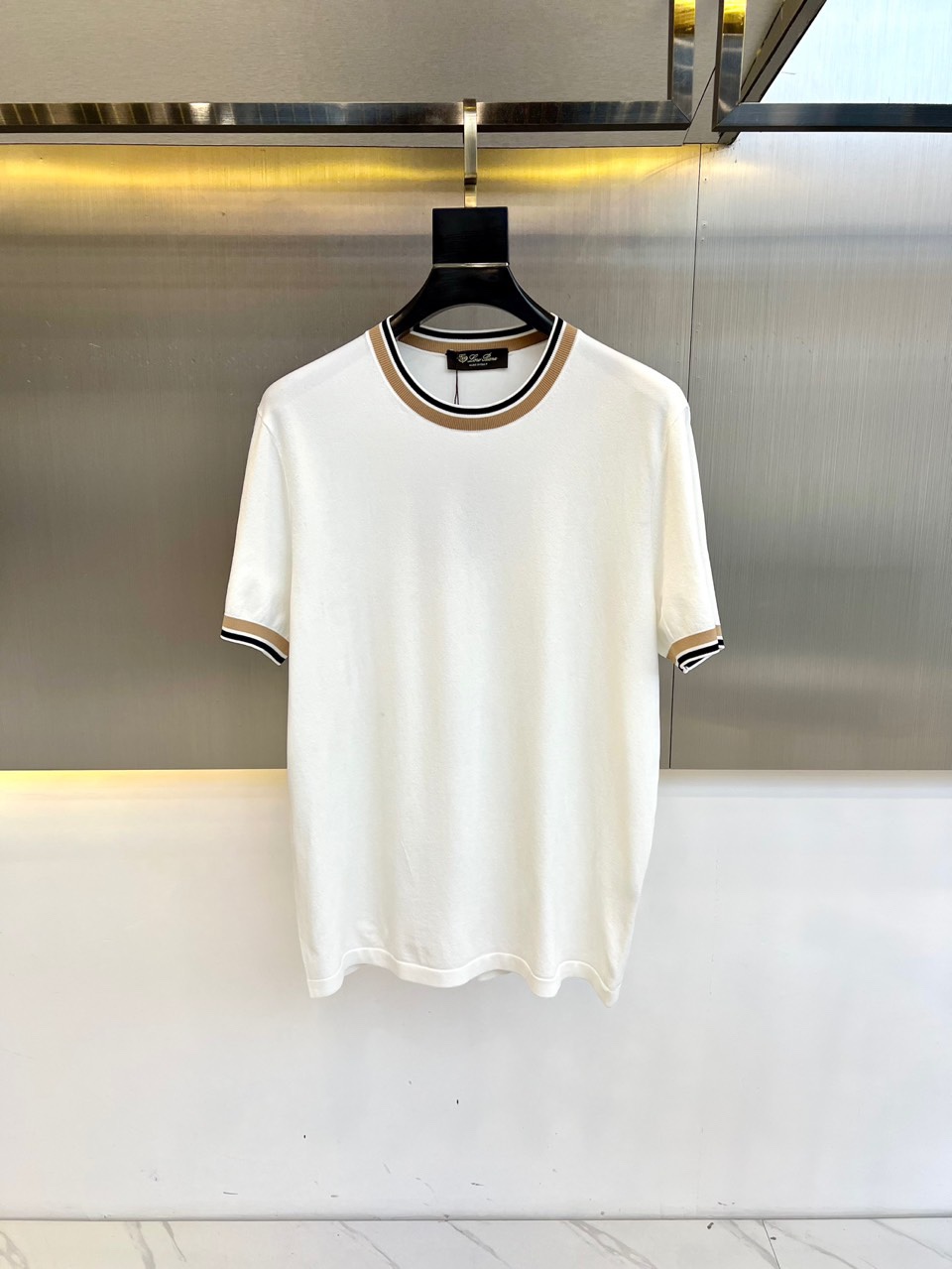 NO:137930,Loro Piana, Italian LP men's clothing 25 summer new knitted cotton breathable fashion casual old-fashioned contrast threaded round neck short-sleeved T-shirt. Casual tailored cotton sweatshirt is simple and generous, matched with classic contrast threaded stripes, exquisite and exquisite, full and stylish, strongly highlighting the brand's personality and culture, enhancing the overall style and taste, with a strong texture and high brand identity. Simple and versatile style, not picky about people to wear, never out of date, the matching index is very high, single wear or base wear is a good choice, easily leading the fashion trend, a must-have for high-end and trendy men!  Imported customer-supply double-strand combed cotton, with delicate and soft texture, elasticity, comfortable and breathable, and will not fade or deform after wearing for a long time. 48-56 (model 173, 143 catties upper body 50 sizes), loro piana, loro piana, T-shirt, tees, t-shirt, alexander wang19860909Loro Piana诺悠翩雅、意大利LP男装25夏季新款针织棉透气时尚休闲老钱风撞色螺纹圆领短袖T恤.休闲剪裁棉质运动衫,简单大方,搭配经典的撞色螺纹条纹,精致考究,饱满有型,强烈地凸显出品牌的个性与文化,提升了整体的格调与品位,质感极强,品牌标识度高.简约百搭款,不挑人穿,永不过时,搭配指数非常高,单穿或者打底穿都是不错的选择,轻松引领时尚潮流,高端新潮型男必备尚品！进口客供双股精梳棉,质感细腻柔软,有弹性,穿着舒适透气凉爽,且久穿久洗不褪色不变形.48-56（模特173,143斤上身50码）,,loro piana,loro piana,T-shirt,tees，t-shirt,alexander wang,Men's clothing