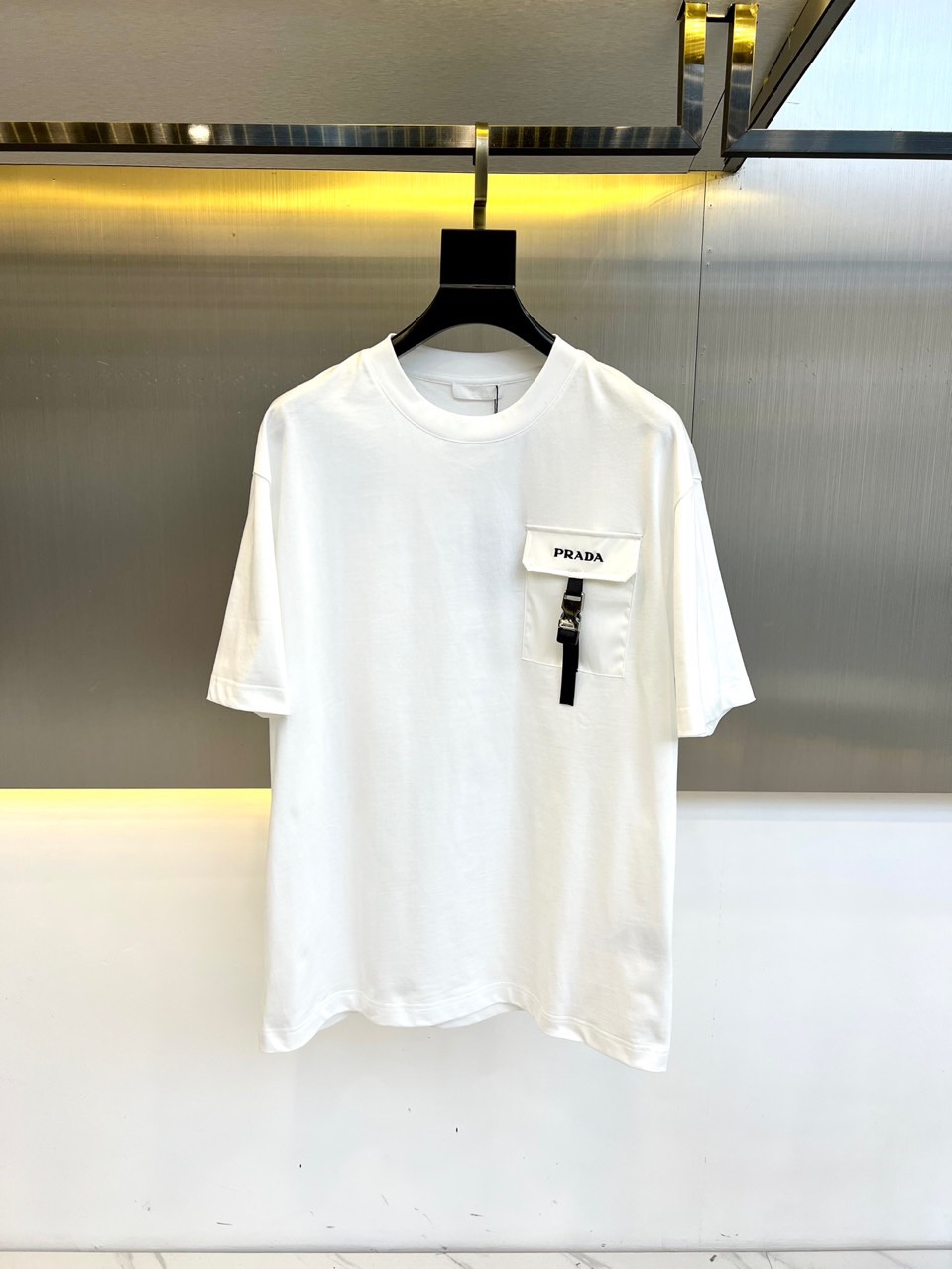 NO:137932,Prad Pula, 2025ss Spring and Summer New casual round neck European cotton solid color short-sleeved Tee, classic enamel metal triangle label pocket decoration fashionable versatile short-sleeved T-shirt!  As a versatile and unscrupulous base item, you can wear it in various styles, select imported Peruvian cotton, with fine weaving!  solid!  One of the best cottons recognized in the world!  Strong drape!  The texture is perfect!  Moreover, the small gaps in the fabric can make the exercise more breathable and comfortable!  The neckline uses official custom threads, and the workmanship is very exquisite!  Excellent style effect!  And it has super breathable performance!  It can be easily controlled at any age, a must-have item in men's wardrobe!  48-56 (model 173, 143 catties upper body 50 sizes), prada, prada, T-shirt, tees, t-shirt, alexander wang19860909Prad普拉、2025ss春夏新款休闲圆领欧棉纯色短袖Tee,男士经典珐琅金属三角标口袋装饰时尚百搭短袖T恤！作为百搭不挑人的打底单品,可任由你搭配各种风格穿着,甄选进口秘鲁棉,织法精细！结实！世界公认最好的棉之一！悬垂感强！手感质感都极完美！而且面料上细小的空隙能让运动更加透气舒服！领口采用官方定制螺纹,做工非常精致！版型效果超赞！而且透气性能超强！任何年龄阶段都可轻松驾驭,男士衣橱里必备的单品！48-56（模特173,143斤上身50码）,,prada,prada,T-shirt,tees，t-shirt,alexander wang,Men's clothing