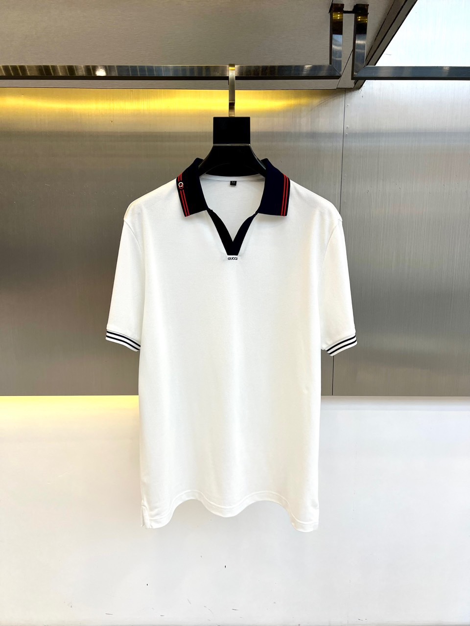 NO:137934,Gucc, 2025 summer new men's texture, seagull lapel short-sleeved polo shirt. Italian seagull collar sweater is unique in collar shape, adding agility and slack to the shape. Pima cotton (Pimma cotton comes from the United States and is a general term for the best special lint cotton (ELS). Compared with ordinary cotton, its fiber structure has a special fiber length increase of 35 and a toughness increase of 45, which makes it silky and soft, and it is veritable. CHAO long fiber cotton belongs to the fine velvet fiber. The fabric feels delicate and fleshy, and it is also far higher than the softness, toughness and gloss of the skeleton. The cotton has a tight and crisp texture, and is strong and stylish. It is tough, elastic and durable. It is the highest quality mark of cotton fabrics and textiles. Honeycomb beaded texture Breathable and dry, mesh floor weaving, soft and not easy to deform, rich and gentle texture, three-dimensional hollow and breathable, and the upper body is not stuffy. Bright contrasting rib elements. Fashionable and age-reducing open your summer appearance. Contrasting striped rib elements show elegant sports aesthetics. The collar and cuffs echo, break the silent unique creative stripes, show fashion charm, and continue the characteristics of POLO shirts that are both business and casual, with high-quality and versatile details and textures. They can be matched with various trousers (casual pants, jeans, shorts) and have both fashionable and practical wear! 48-56 (model 173, 143 catties upper body size 50),,gucci,gucci, shorts, jeans, T-shirt, alexander wang19860909Gucc古驰、2025夏季新款男士肌理感海鸥翻领短袖polo衫.意式海鸥领针织衫别致领型简约气质,为造型增添灵动与松弛感.海岛长绒棉因产量稀少而格外珍贵的Pima棉(匹马棉来自美国,是极品特长绒棉(ELS)的统称与一般棉花相比,它的纤维结构更加特殊纤维长度提升35、韧度提升45,这造就了它丝滑柔软,名副其实的“棉中贵族”.属于细绒纤维中的CHAO长纤维棉,面料手感细腻有肉感,Q弹又不失骨架柔软度、强韧性和光泽度上也远高于同期品质的棉花质地紧密挺括有型,坚韧有弹性持久耐用是棉织品和纺织品的zui高品质标志.蜂窝珠地肌理 透气干爽,网眼珠地面料织法,软糯、不易变形,肌理丰富温柔触感,立体中空透气,上身不闷热.亮眼撞色罗纹元素 时髦减龄开启你的夏季逆天颜值,撞色条纹罗纹元素彰显优雅运动美学,领部与袖口相呼应,打破沉寂獨特创意条纹,尽显时尚魅力,延续POLO衫商务与休闲兼具的特性高笈百搭,细节质感十足 可与各式裤装(休闲裤、牛仔裤、短裤)搭配兼具时髦感与实穿性！48-56（模特173,143斤上身50码）,,gucci,gucci,shorts,jeans,T-shirt,alexander wang,Men's clothing