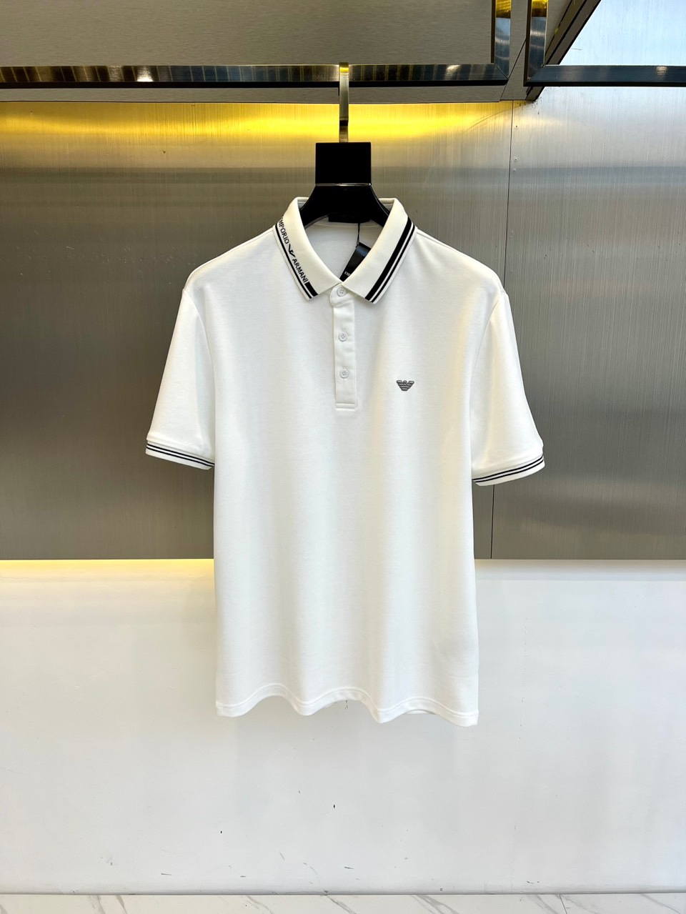 NO:137936,ARM Armani, 2025 spring and summer new products are on sale!  Men's summer business casual lapel polo short-sleeved T-shirt, this style is top-grade bead mercerated cotton fabric, with breathable and comfortable design elements very beautiful, brand logo seiko embroidery, the best POLO of the year is equipped with high-end bead mercerated material, which ensures amazing comfort and breathability, and also ensures a good style and natural drooping feeling. The details in each part are quite exquisite and outstanding, and the upper body is atmospheric and simple and not vulgar. Fashionable and versatile single product!  M-4XL (model 173, 143 catties upper body L size), Armani, T-shirt, tees, t-shirt, alexander wang19860909ARM阿玛尼、2025春夏新品发售！男士夏季商务休闲翻领polo短袖T恤,此款为顶级珠地丝光棉面料,透气舒适设计元素非常好看,品牌标识精工刺绣,年度最佳POLO 配置了高端的珠地丝光材质打造,保证了惊人的舒适性跟透气性以外,更是保证了良好的版型跟自然的垂感,每一处的细节都是相当的精致跟不俗,上身大气简约又不俗气.时尚百搭单品！M-4XL（模特173,143斤上身L码）,,armani,T-shirt,tees，t-shirt,alexander wang,Men's clothing