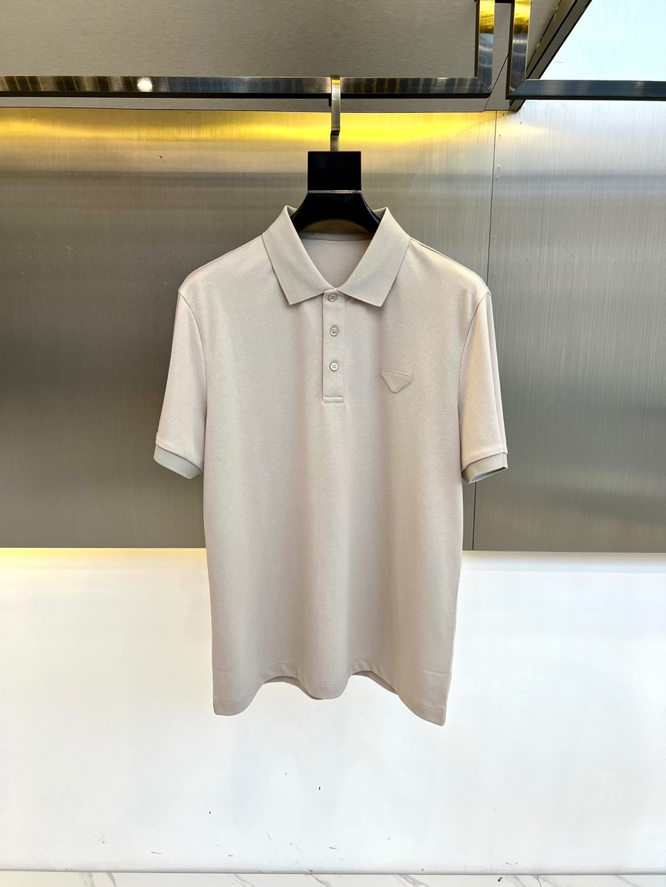 NO:137938,Prad, 25s spring and summer hot Polo is coming, selected mulberry silk fabrics, yarn environmentally friendly dyeing, fabric upper body is soft and comfortable, collar thread synchronous dyeing, the bottom edge is made of half-needle corner picking process logo, material flocking is raised and three-dimensional, exclusive craftsmanship, details are full, the upper body is high-end and atmospheric. 48-56 (model 173, 143 catties upper body 50 yards),,prada,prada,alexander wang19860909Prad普拉、25s春夏爆款Polo来袭,精选桑蚕丝面料 纱线环保染色定型 面料上身柔软舒适 领子螺纹同步染色制造底边采用半针挑角工艺logo,材料植绒拉高有立体感 独家工艺 细节拉满 上身高端大气.48-56（模特173,143斤上身50码）,,prada,prada,alexander wang,Men's clothing