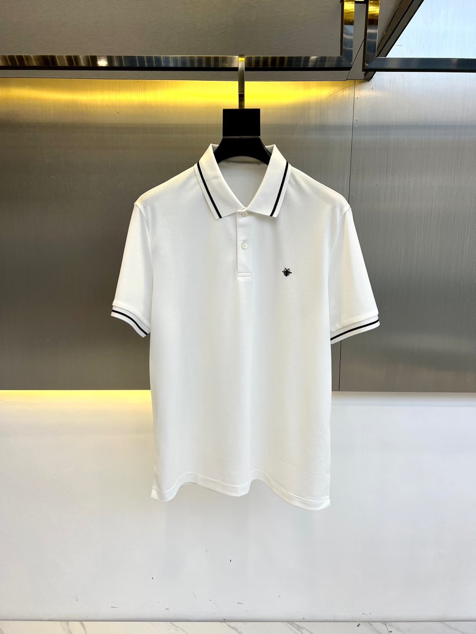 NO:137921,Dio, 2025 new men's business and casual lapel polo shirt. Hexagonal beads and honeycomb beads. Our store owner has been promoting classic large beads and floors for eight years. POLO shirts above 60 in the counter are all this fabric. This is upgraded again this year!  The yarn is upgraded to PIMA cotton. Although the fabric has a certain thickness, it has unparalleled breathability and moisture-absorbing and sweating. The upper body is crisp and stylish and not easy to wrinkle. In summer, whether it is a hot outdoor or a cool air-conditioned room, it can bring you an excellent dressing experience. 48-56 (model 173, 143 catties upper body 50 yards), dior, dior, alexander wang19860909Dio迪奥、2025新品男士商务休闲翻领polo shirt.六角珠地蜂窝珠地.本店主推了八年的经典大珠地面料,专柜60以上的POLO衫都是此款面料.今年再度升级！纱线升级为PIMA棉.面料虽有一定厚度但是得益于特殊的蜂窝织造结构,有着无与伦比的透气性能和并且吸湿排汗.上身挺括有型不易褶皱.夏天不论是炎热的室外还是清凉的空调房都能为您带来极佳的穿着体验.48-56（模特173,143斤上身50码）,,dior,dior,alexander wang,Men's clothing