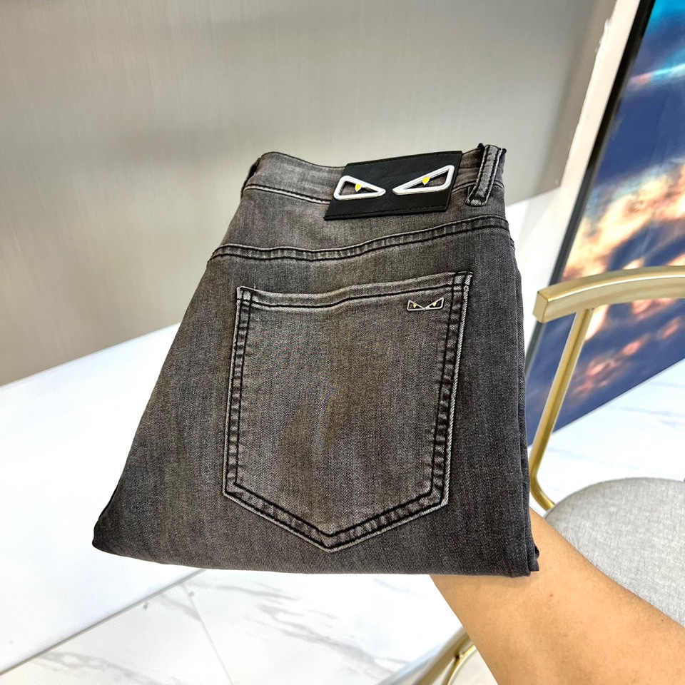 NO:137923,Fend Fendi, 2025 spring and summer fashion wash logo jeans, men's back pocket brand Little Monster logo slim straight jeans. This trousers are selected from imported top 95 cotton 5 spandex daily blended denim fabric. They are light and washed jeans. They are processed through multiple washing processes, and are very soft and comfortable in close body!  The whole pair of trousers presents a very pleasing and fashionable retro black and gray effect, and the touch is soft and skin-friendly, comfortable and breathable while wearing it, and it is a versatile style that can be controlled by all seasons of commuting!  29-38 (no 37), fendi, fendi, jeans, alexander wang19860909Fend芬迪、2025春夏款时尚水洗logo牛仔裤,男士后口袋品牌小怪兽徽标修身直筒牛仔长裤.此款裤装精选客供进口顶级95棉5氨纶日制混纺牛仔面料制作而成,轻薄水洗牛仔,经多道水洗工艺加工处理,贴身非常绵软舒适！整条裤装呈现出非常养眼时髦的复古黑灰色效果,同时手感更是柔软亲肤,着穿舒适透气且不失挺括质感,四季通勤皆可驾驭的百搭款式！29-38（无37）,,fendi,fendi,jeans,alexander wang,Men's clothing