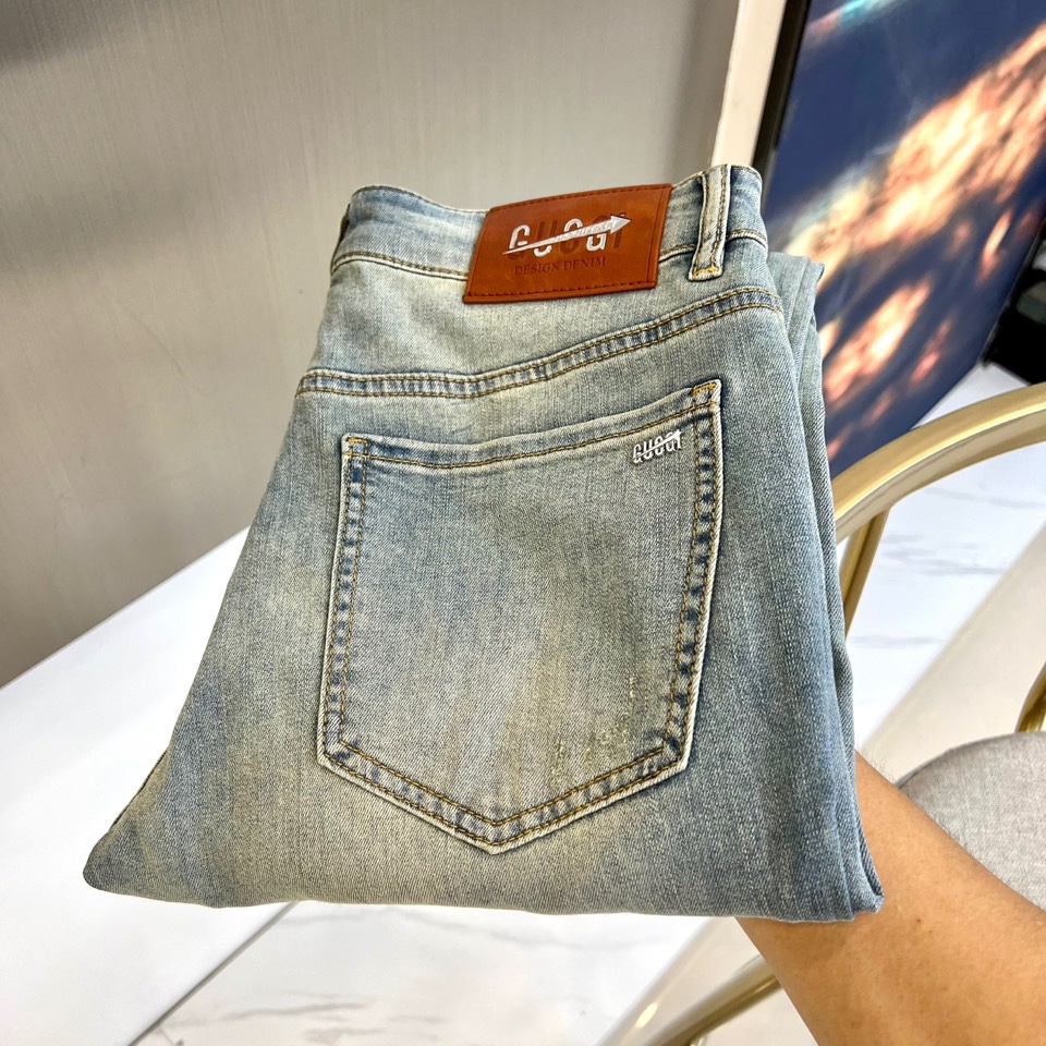 NO:137925,Gucc, 2025 spring and summer new product, men's original single heavyweight limited edition denim soft cloth jeans, a relatively versatile denim color, the purest original color, no complicated craftsmanship to make gimmicks, the vision is very clean, but the hole is heavy and water-washed is extremely eye-catching!  The latest color labels of the season enrich the details, enhance the overall sense of fashion and highlight the brand image!  Customers provide heavy tannins made in Japan, retaining the original color effect of indigo tannins. The details are rich, and the details are very light and luxurious and high-end. They are ingenious and unique, and they appreciate their unique craftsmanship charm!  The style is perfectly tailored, and the hip lifting is excellent in slimming and slimming!  29-38 (no 37), gucci, gucci, jeans, alexander wang19860909Gucc古驰、2025春夏新品 男士原单重磅限量丹宁软布牛仔裤,比较百搭的一款丹宁牛仔色,最纯粹的原色调,通体无复杂工艺做噱头,视觉非常干净,唯独破洞重水洗极为抢眼！当季最新彩标 丰富了细节,提升了整体的时尚感及凸显了品牌形象！客供日本制重磅丹宁,保留了靛蓝色丹宁的原色效果,细节元素各自丰富,细品非常轻奢且高级,匠心独具,领略其独特的工艺魅力！版型剪裁完美,提臀修身显瘦效果极佳！ 29-38（无37）,,gucci,gucci,jeans,alexander wang,Men's clothing