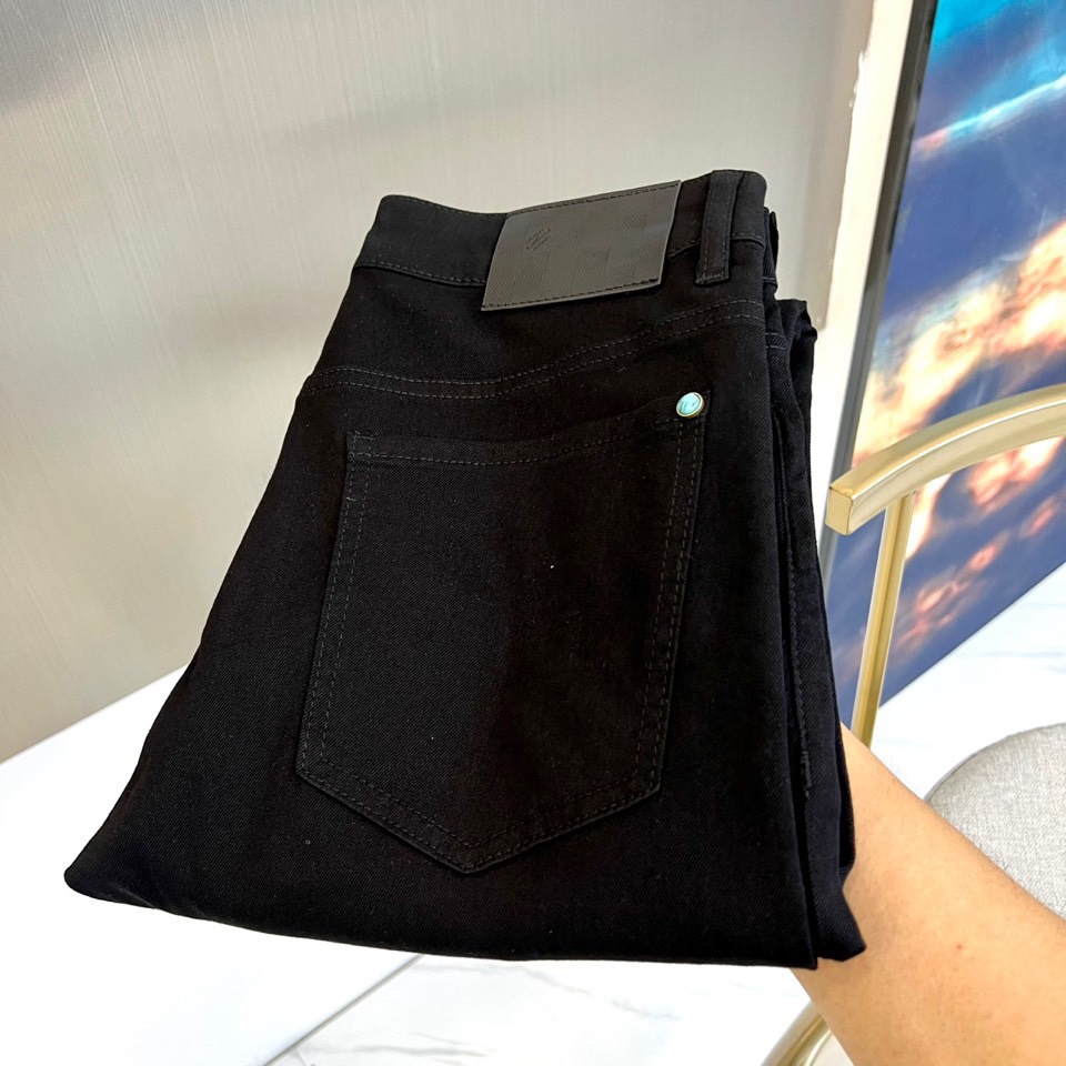 NO:137927,1v. 2025 spring and summer new men's five-pocket jeans, the fabric contains leica leica fiber, which moves with you, is loyal to the original shape, incorporates elastic fiber, pure green and pollution-free cotton, it feels comfortable and slightly elastic, and the upper body has no sense of restraint. The overall solid color is simple, and there is only the same color embroidery logo on the back pocket, and the brand elements are very strong. The classic jeans five-pocket style The thickness of the fabric is moderate, comfortable and breathable, and the three-dimensional tailoring is a slightly slim-fitting style. It is easy to wear and versatile, and is compatible with various outfit types!  29-38 (no 37), jeans,alexander wang198609091v、2025春夏新款男士五口袋牛仔裤,面料含有莱卡莱卡纤维,随身而动,忠于原有衣形,融入弹力纤维,纯绿色无污染的棉花,手感舒适微微有弹力,上身没有束缚感,整体纯色简洁设计,只在后口袋处有同色系标志绣标,品牌元素极强.经典牛仔裤五口袋的款式 面料厚度是适中,舒适透气,立体剪裁整体略修身,基础好穿又百搭的一款牛仔裤装,兼容各种穿搭类型！29-38（无37）,,jeans,alexander wang,Men's clothing