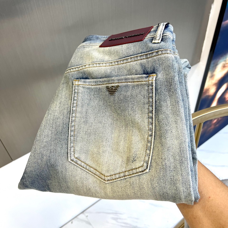 NO:137929,ARM, 25s spring new casual jeans, with letters made of old gray-blue embroidered straight wide-leg design. Comfortable trousers combined with denim texture. Like denim texture, highly recommended. Elastic waist drawstring lace design. Small feet. The style adopts a slightly wide cut. The overall upper body feel is more fashionable and fashionable. The whole order of hardware and accessories. Classic and versatile primary color washing. The fabric is made of cotton elastic. The upper body is comfortable. It is stylish and skin-friendly and breathable!  29-38 yards (please report height and weight by placing an order), jeans, alexander wang19860909ARM、25s春季新款休闲牛仔裤,字母做旧灰蓝色刺绣直筒阔腿设计.舒适卫裤般的舒适结合牛仔质感 喜欢牛仔质感 强烈推荐 松紧腰内抽绳系带设计 小脚 版型采用微阔的剪裁 整体上身感 更显潮流时尚的亮点 五金辅料全品订单 经典百搭原色水洗 面料采用棉弹的材质 上身舒适 有型的同时 亲肤又透气！29-38码（下单请报身高体重）,,jeans,alexander wang,Men's clothing