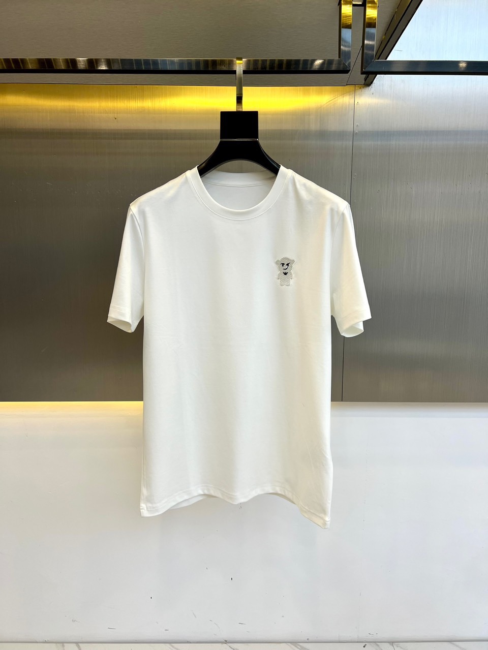 NO:137931,ARM Armani, 2025 new season new spring and summer new printed logo short-sleeved T-shirt!  The high-end 80-strength yarn of the noble PIMA cotton in cotton is selected, mousse cotton fabric, combined with LYCRA's new fiber interwoven and blended. It is also woven and blended with complex and advanced liquid ammonia mercerization. It gives the fabric a skin-friendly and delicate touch like a mousse, and has the characteristics of being crisp, not easy to wrinkle, durable to wash, and not easy to deform. It is a very high-end and advanced T-shirt fabric. It is a must-have for spring and summer matching!  48-56 (model 173, 143 catties upper body 50 sizes), Armani, T-shirt, tees, t-shirt, alexander wang19860909ARM阿玛尼、2025新季新款春夏新款印花logo短袖T恤！选用棉中贵族PIMA棉的高端80支纱线,慕斯棉面料,配合莱卡(LYCRA)新型纤维交织混纺.并经过复杂先进的液氨丝光整理.让面料拥有慕斯般的亲肤细腻触感,并且具有挺括不易皱, 耐穿洗,不易变形等特性. 是一款非常高端先进的T恤面料.春夏季搭配的必备款！48-56（模特173,143斤上身50码）,,armani,T-shirt,tees，t-shirt,alexander wang,Men's clothing