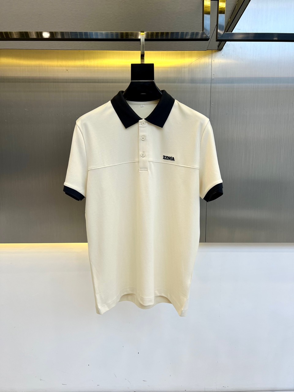 NO:137935,Zegn, the new spring and summer 2025 new men's casual short-sleeved polo shirt, a casual short-sleeved shirt dominated by fabrics and craftsmanship, abandons the previous style and tone, and takes the minimalist route. It is very pure and neat and clean, with a classic style, which is easy to highlight the texture and is a color scheme with wide compatibility. It can be business or casual and fashionable, both solemn and harmonious, and has a full style aura!  Customer-supplied pearl mercerized cotton fabric, with excellent touch experience, first-class tailoring, extremely smooth and perfect lines, impeccable details, and a strong overall sense of quality. You must buy in spring and summer!  M-4XL (model 173, 143 catties upper body L size), zegna, T-shirt, alexander wang19860909Zegn杰尼亚、2025春夏新品男士休闲短袖polo衫,以面料和工艺为主导的一款休闲短袖,摒弃了以往的风格与基调,走了极简的路线,非常纯粹且利落干净,经典版型,极易凸显质感亦是兼容性广泛的配色,即可商务也可休闲时髦,亦庄亦谐,自带满格气场！客供珠地丝光棉面料,触感体验极佳,剪裁一流,线条感极致流畅完美,细节无可挑剔,整体品质感极强,春夏必入款！M-4XL（模特173,143斤上身L码）,,zegna,T-shirt,alexander wang,Men's clothing