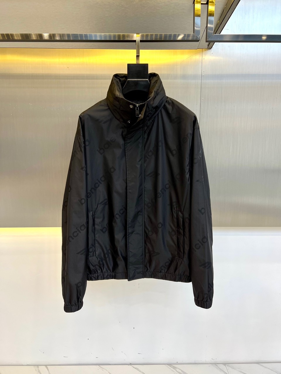 NO:485959,Balenciaga, logo jacket, the main fabric is customized with brand fabric, the inner layer fabric is made of Tasilong slant, the lining is made of exclusive custom Paris, the facial embroidery uses high-density cotton thread, imported machine embroidered jacquard logo, splicing design and tailoring, and manual changing of the same color thread is required to be sewn. The workmanship is complicated, the time is slow, the inner lining is 2 layers of fabric, the process is extremely complicated, and the loose style is!  48-56 (model 173, 143 catties upper body 50 sizes), ,balenciaga,balenciaga,jackets & coats,jackets & coats,alexander wang19860909Balenciaga巴黎世家、logo夹克外套,主面料采用品牌定制面料,内夹层面料采用塔丝隆粗斜,里布采用独家定制巴黎,面部刺绣采用高密度棉线,进口机绣花提花logo,拼接设计剪裁,需人工不断换同色线缝纫,做工复杂,时效慢,内里内衬,2层面料,工序极其复杂,宽松版型！48-56（模特173,143斤上身50码）,,balenciaga,balenciaga,jackets & coats,jackets & coats,alexander wang,Men's clothing