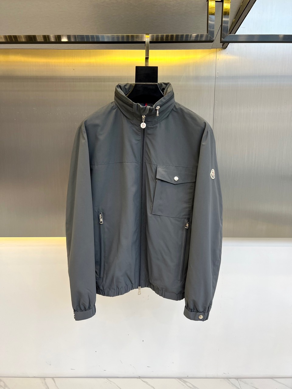 NO:525167,Mon/blocked, spring and summer thin windproof and waterproof can hide hooded windbreaker jacket jacket jacket. The hat can be hidden, and the style can be switched at will, which is simple and fashionable!  High-end custom composite fabric has a much softer feel than before and is more comfortable. Original hardware accessories, coupled with neat tailoring techniques, make the upper body fit and fit, with a straight and tough outline. 48-56 (model 173, 143 catties upper body 50 sizes), Moncler, jackets & coats, jackets & coats, hats, alexander wang19860909Mon/蒙口、春夏薄款防风防水可隐藏连帽风衣夹克外套夹克.帽子可隐藏,穿搭随意切换风格,简单又时髦 ！高端定制复合布面料,手感比以往做的要柔软的多,舒适度高.原厂五金配件,加上利落的剪裁手法,使得上身后的版型合体服帖,轮廓挺拔硬朗.48-56（模特173,143斤上身50码）,,Moncler,jackets & coats,jackets & coats,hats,alexander wang,Men's clothing