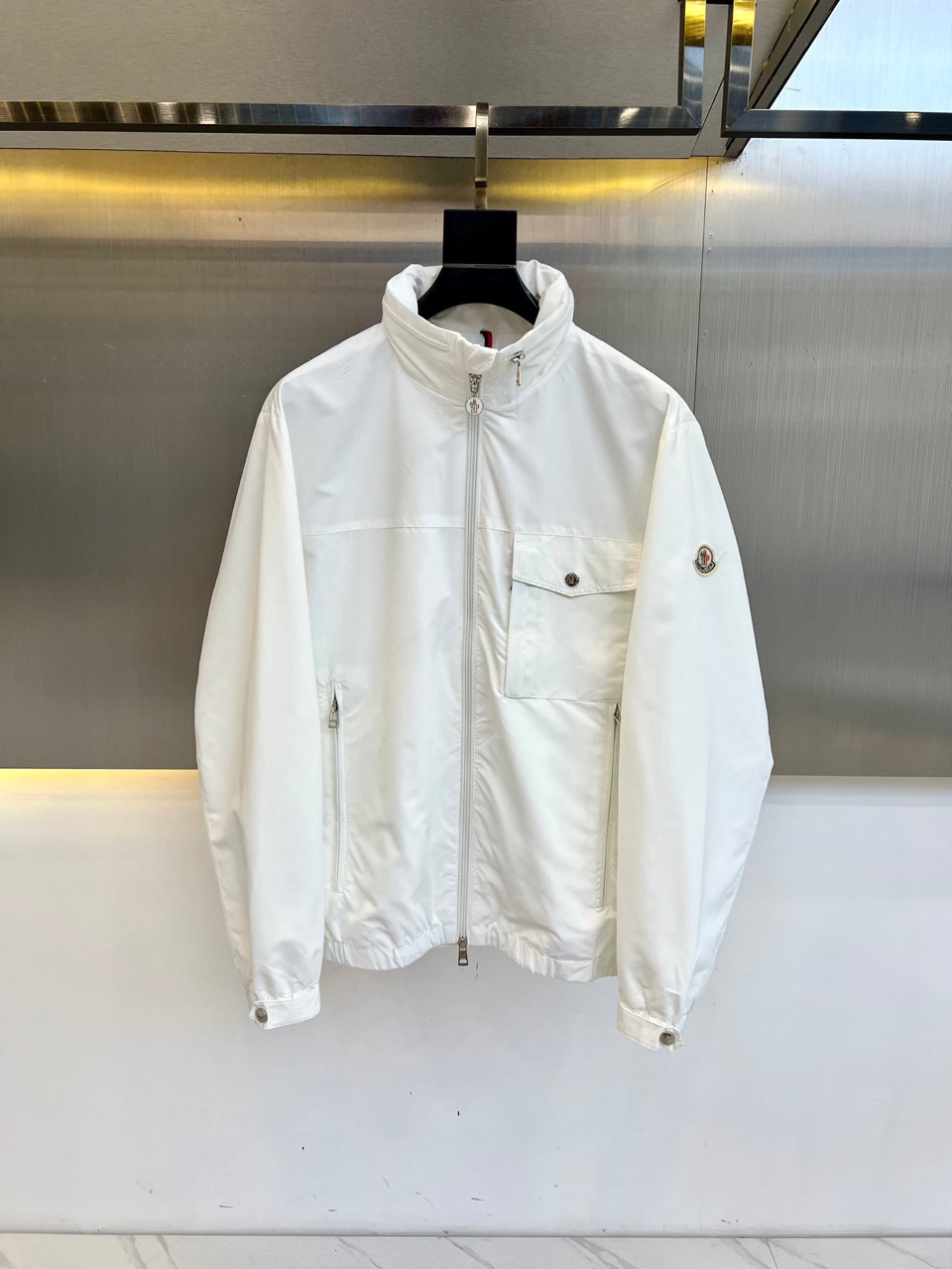 NO:487341,Mon/blocked, 2025 spring and summer thin windproof and waterproof can hide hooded windbreaker jacket jacket jacket. The hat can be hidden, and the style can be switched at will, which is simple and fashionable!  High-end custom composite fabric has a much softer feel than before and is more comfortable. Original hardware accessories, coupled with neat tailoring techniques, make the upper body fit and fit, with a straight and tough outline. 48-56 (model 173, 143 catties upper body 50 sizes), Moncler, jackets & coats, jackets & coats, hats, alexander wang19860909Mon/蒙口、2025春夏薄款防风防水可隐藏连帽风衣夹克外套夹克.帽子可隐藏,穿搭随意切换风格,简单又时髦 ！高端定制复合布面料,手感比以往做的要柔软的多,舒适度高.原厂五金配件,加上利落的剪裁手法,使得上身后的版型合体服帖,轮廓挺拔硬朗.48-56（模特173,143斤上身50码）,,Moncler,jackets & coats,jackets & coats,hats,alexander wang,Men's clothing