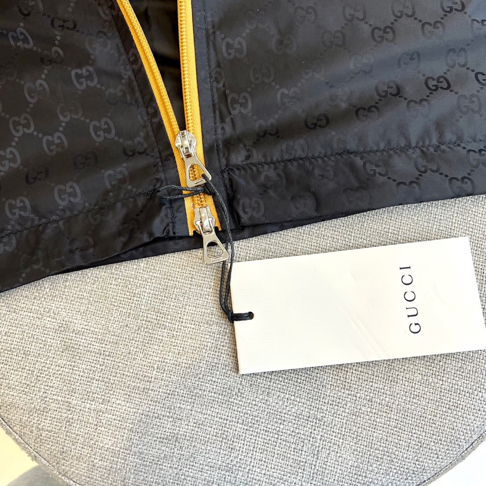 Gucci Men's Spring/Summer Jacket, Retro Logo, Lightweight, Stylish & Comfortable 7 i1744561896 6535 2