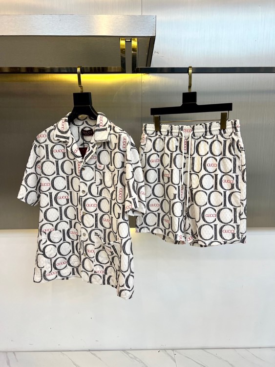 NO:162813,Gucc and 2025ss new cool ice silk full-sleeved printed short-sleeved shirts and shorts. This suit comes from the brand's cooperation series printed logo to highlight the fashionable aesthetics. The touch is super soft and delicate. It is comfortable to wear. The soft and light silk touch is shiny when you look at any angle.  The inner skin feels delicate and clear.  The skinny style is very good.  The classic brand exclusive letter logo pattern printing design is fashionable and versatile!  48-56 (model 173, 143 catties upper body 50 sizes), gucci, gucci, shorts, shirts, T-shirt, alexander wang19860909Gucc古驰、2025ss新品凉感冰丝满幅印花短袖衬衫短裤,套装此款出自品牌 的合作系列 印花logo 彰显时尚审美 手感超柔软细腻 穿着亲肤舒适 柔软轻盈的丝质触感,任意一个角度来看,都是躺着发亮的．肌里感细腻清晰．骨感版型巨好．既经典家专属字母logo图案印花设计有时尚百搭！48-56（模特173,143斤上身50码）,,gucci,gucci,shorts,shirts,T-shirt,alexander wang,Men's clothing