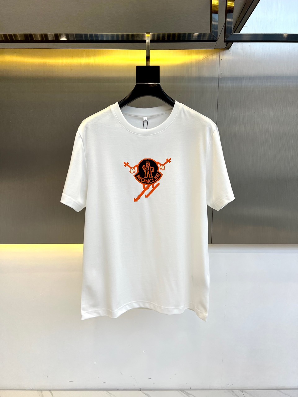 NO:140771,Moncler cover, spring new men's ski logo round neck short-sleeved T-shirt, the official website simultaneously released items, ski logo round neck short-sleeved T-shirt This T-shirt reinterprets the essence of the brand from a playful perspective, interpreting the logo as a skier flying on the snow track. The round neck short-sleeved design is made of soft, cotton jersey fabric. Water-based pattern printing. 48-56 (model 173, 143 catties upper body 50 sizes), christian louboutin, Moncler, T-shirt, tees, t-shirt, alexander wang19860909Moncler蒙口、 春装新品男士滑雪标识圆领短袖T恤,官网同步发售单品,滑雪标识圆领短袖T恤 这款T恤以俏皮视角重新诠释品牌精髓,将标识演绎成一位在雪道上飞驰的滑雪者.圆领短袖设计,采用柔软,棉质平纹针织面料制成.水性图案印花.48-56（模特173,143斤上身50码）,,christian louboutin,Moncler,T-shirt,tees，t-shirt,alexander wang,Men's clothing