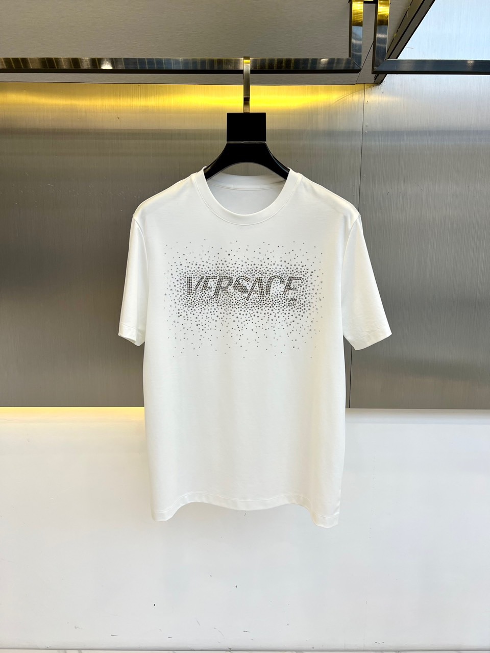 NO:140774,Vers Versace, new spring and summer style!  Different craftsmanship presents different fashion senses. This model uses laser-cut 12-sided rhinestones to form a Medusa avatar pattern, and emphasizes craftsmanship to present the logo design. The overall details have a good sense of layering and more fashionable. The fabric is customized European cotton texture, the upper body is skin-friendly and breathable, and the overall has a good backbone, which is crisp and stylish, with a slightly contoured tailor, and the neckline is slightly fitted to the neck. Whether it is fitted inside or coat, the details are excellent!  48-56 (model 173, 143 catties upper body 50 sizes), versace, versace, jackets & coats, alexander wang19860909Vers范思哲、春夏新款！不同工艺呈现不同时尚感,这款采用激光切割12面水钻拼成美杜莎头像图案,重工艺来呈现标志设计,整体细节有很好层次感,更显时尚潮流,面料采 用客供定制欧棉质地,上身亲肤透气,整体又有很好的骨干,挺括有型,版型,采用 微廓的剪裁,领口微微贴合颈部,不管内搭还是外套,细节非常出色！48-56（模特173,143斤上身50码）,,versace,versace,jackets & coats,alexander wang,Men's clothing