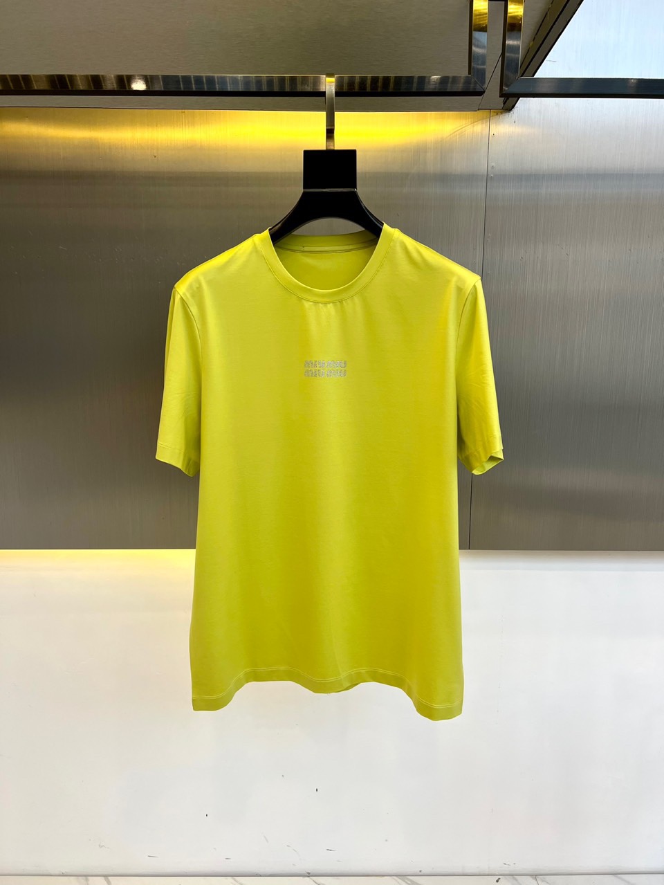 NO:140777,Miumiu and new spring and summer products are available for new short-sleeved T-shirts. They are made of imported mercerized cotton fabric, with delicate and soft fabrics. The upper body is naturally comfortable and cool, with the front piece of ironing and diamond craftsmanship, colorful three-dimensional and clear, and the color is very clear, highlighting the overall styling and slimming feeling. The overall craftsmanship line is really impeccable!  High-end good goods!  48-56 (model 173, 140 catties upper body 50 sizes), miumiu, T-shirt, tees, t-shirt, alexander wang19860909Miumiu、春夏新品发售新品短袖T恤.采用进口丝光欧棉面料,面料细腻柔软 上身自然是舒适 凉爽,前片烫钻工艺,彩炫立体清晰,颜色十分清晰,非常的凸显整体的造型感以及修身上身感 整体的工艺车线真的是无可挑剔！高端好货！48-56（模特173,140斤上身50码）,,miumiu,T-shirt,tees，t-shirt,alexander wang,Men's clothing