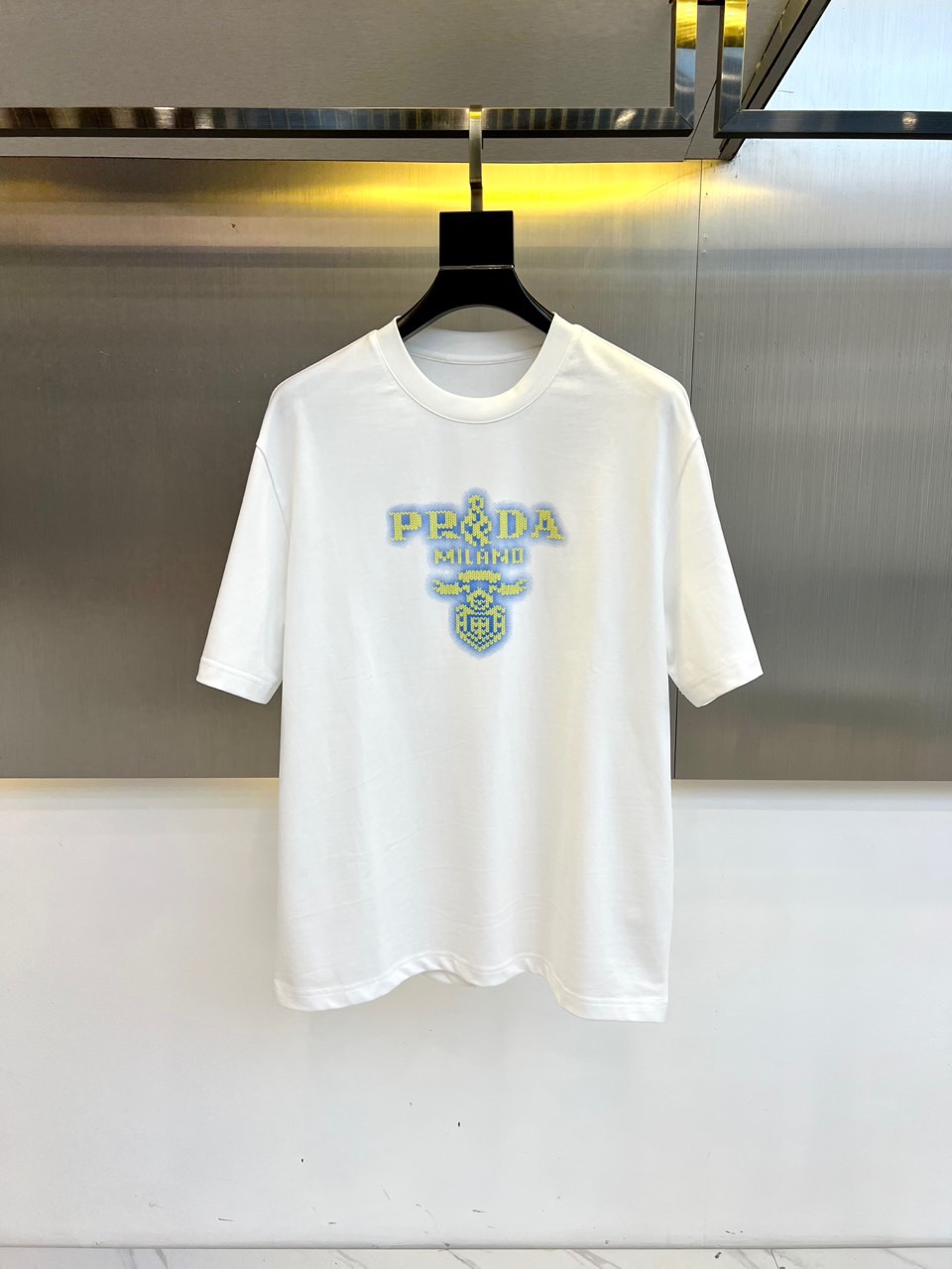 NO:140780,Prad, spring new printed logo short-sleeved T-shirt. T-Xinyang cotton textile tight cotton, 24 yarns are relatively thin, so the fabric made of this yarn is usually relatively thin, soft and has good breathability. Tight cotton is the structure of the fabric, and the yarns are arranged tightly, making the fabric thicker and more dense. The tight structure also helps to improve the wear resistance and wrinkle resistance of the fabric. The stitches of tatami embroidered across the entire figure and arranged in a direction that is perpendicular to the boundary of the figure, forming a set of forward and return stitches. This arrangement not only enhances the three-dimensionality and texture of the pattern, but also makes the pattern more delicate and vivid. 48-56 (model 173, 143 catties upper body 50 yards), prada, prada, T-shirt, tees, t-shirt, alexander wang19860909Prad普拉、春装新品印花logo短袖T恤.特新氧棉纺织紧密棉,24支纱线相对较细,因此,由这种纱线制成的面料通常会相对轻薄、柔软并具有良好的透气性.紧密棉可是面料的结构紧密,纱线之间排列紧密无间,使得面料更加厚实、密实.紧密的结构也有助于提高面料的耐磨性、抗皱性.榻榻米绣的针迹跨过整个图形,沿与图形边界相垂的方向排列,分别形成一组前进和返回针迹.这种排列方式不仅增强了图案的立体感和质感,还使得图案更加精细和生动.48-56（模特173,143斤上身50码）,,prada,prada,T-shirt,tees，t-shirt,alexander wang,Men's clothing