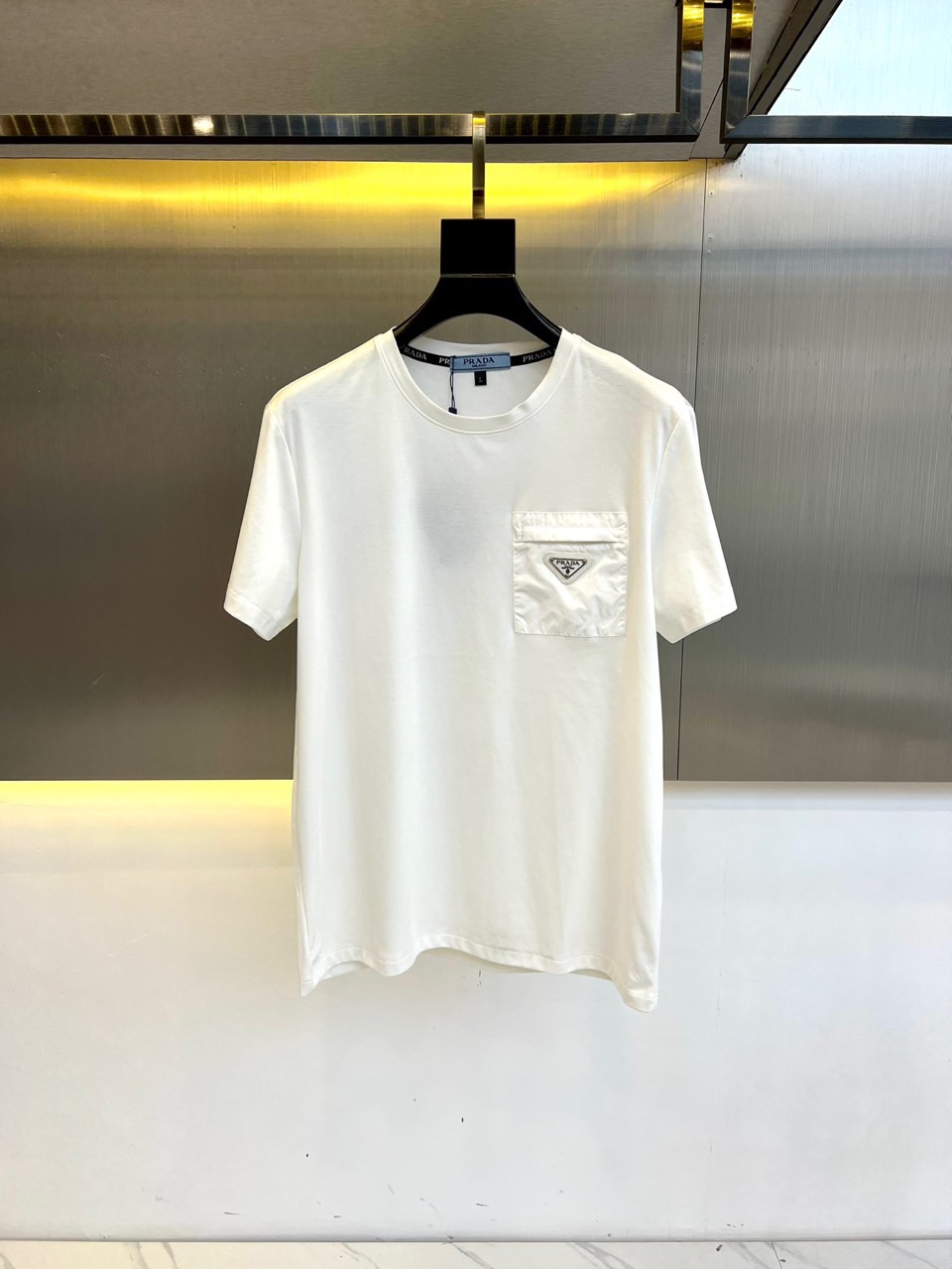 NO:140783,Prad Pula and SS Spring and Summer New casual round neck European cotton solid color short-sleeved Tee, men's classic enamel metal triangle label pocket decoration fashionable versatile short-sleeved T-shirt!  As a versatile and unscrupulous base item, you can wear it in various styles, select imported Peruvian cotton, with fine weaving!  solid!  One of the best cottons recognized in the world!  Strong drape!  The texture is perfect!  Moreover, the small gaps in the fabric can make the exercise more breathable and comfortable!  The neckline uses official custom threads, and the workmanship is very exquisite!  Excellent style effect!  And it has super breathable performance!  It can be easily controlled at any age, a must-have item in men's wardrobe!  M-4XL (model 173, 143 catties upper body L size), prada, prada, T-shirt, tees, t-shirt, alexander wang19860909Prad普拉、ss春夏新款休闲圆领欧棉纯色短袖Tee,男士经典珐琅金属三角标口袋装饰时尚百搭短袖T恤！作为百搭不挑人的打底单品,可任由你搭配各种风格穿着,甄选进口秘鲁棉,织法精细！结实！世界公认最好的棉之一！悬垂感强！手感质感都极完美！而且面料上细小的空隙能让运动更加透气舒服！领口采用官方定制螺纹,做工非常精致！版型效果超赞！而且透气性能超强！任何年龄阶段都可轻松驾驭,男士衣橱里必备的单品！M-4XL（模特173,143斤上身L码）,,prada,prada,T-shirt,tees，t-shirt,alexander wang,Men's clothing