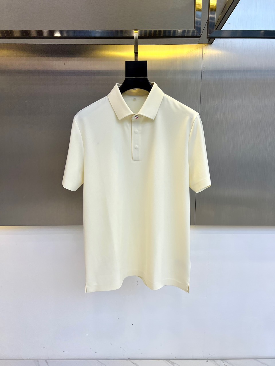 NO:140786,Thom Browne, 25FW new products are available for commercial casual men's short-sleeved polo shirts, using liquid ammonia double-sided hot fabric!  Exclusive custom fabric!  The fabric is very cotton-like and the upper body is super comfortable!  Solid material combed long wool cotton, woven with high-end jacquard machine and then treated with advanced liquid ammonia. What is liquid ammonia?  The whole machine is as high as 50 million after a liquid ammonia fabric, and the threshold is quite high!  Only a handful of first-tier groups in China have a liquid ammonia back-end machine. 1. The fabric treated with liquid ammonia will feel smoother because liquid ammonia has strong corrosion properties, which can burn the wool balls on the surface of the fabric! 2. The fiber toughness of the fabric treated with liquid ammonia can be greatly improved, which can effectively improve the wear resistance of the fabric and improve the wear life! 3. The fabric treated with liquid ammonia will change the overall structure of the fibers and the wrinkle resistance is also improved, so that the fabric that was originally very easy to wrinkle will not wrinkle now!  48-56 (model 173, 143 catties upper body 50 sizes), thom browne, T-shirt, alexander wang19860909Thom Browne汤姆布朗、25FW新品发售商务休闲男士短袖polo衫,采用 液氨双面爆款面料！独家定织面料！面料棉感十足,上身超级舒服！扎实用料精梳长绒棉,用高端提花机织造再经过先进的液氨处理.什么是液氨？一台液氨面料后整机器就高达5000万,门槛相当高！国内只有屈指可数的几个一线集团才拥有液氨后整机.1.经过液态氨处理的面料手感会更加顺滑,因为液态氨具有很强的腐蚀性能,可以使面料表面的毛球灼烧掉!2.经过液态氨处理面料纤维韧性得到大幅度提升,可以有效提升面料的耐磨性能,使穿着寿命得到提升!3.经过液态氨处理的面料,纤维整体结构发生变,抗皱性能也得到提升,使原来很容易变皱的面料现在不会变皱！48-56（模特173,143斤上身50码）,,thom browne,T-shirt,alexander wang,Men's clothing