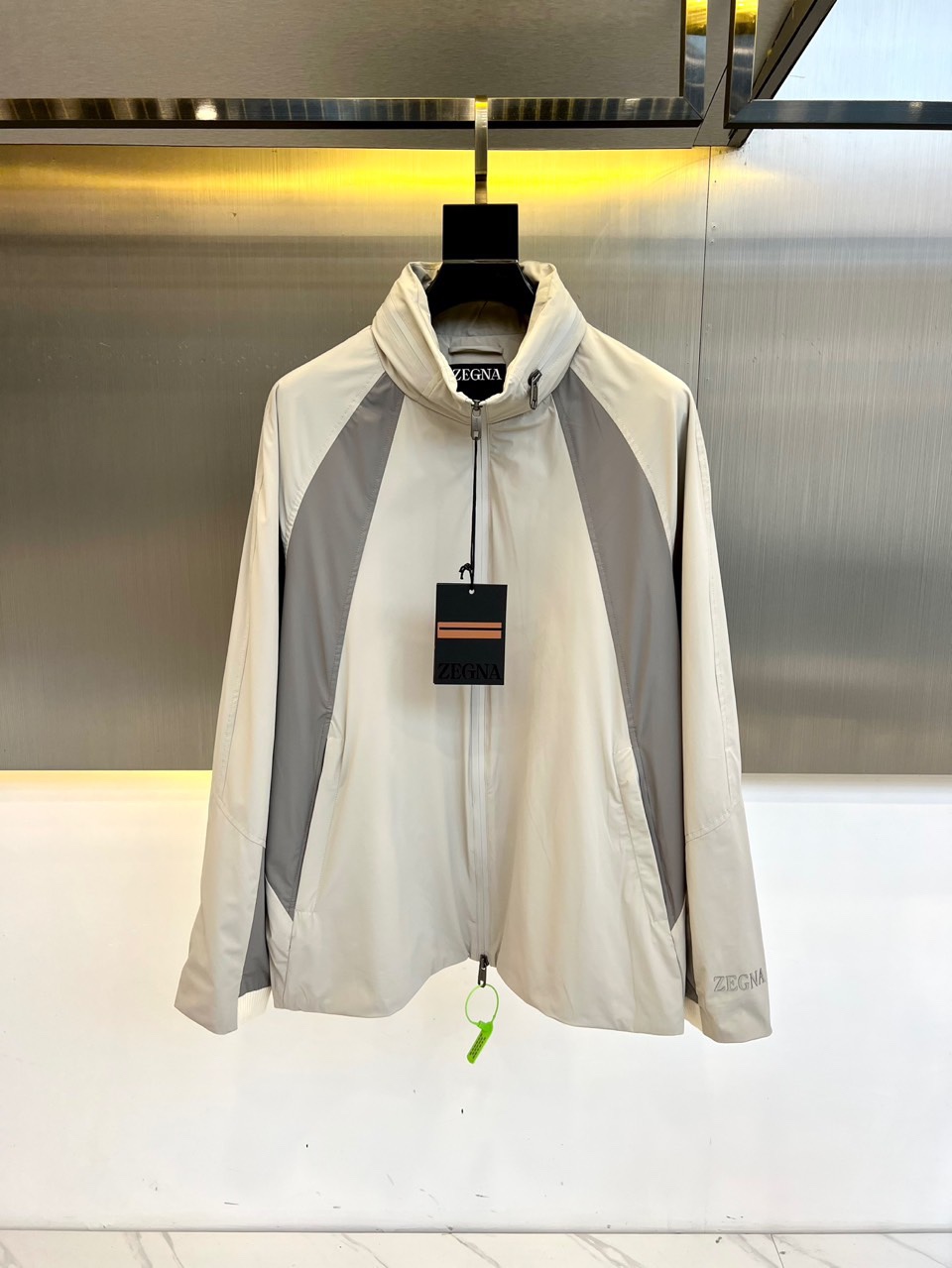 NO:140789,Zegna, 25 color-blocked zipper micro-label stand-up collar windbreaker jacket jacket. Zipper closure, side pocket, made of customer-supplied iconic recycled nylon fabric fabric. It feels silky and light, breathable and sweat-free. Whether worn as a spring and autumn jacket or as a skin jacket, it can bring you a comfortable wearing experience!  !  The design is also unique. The iconic enamel triangle metal logo of the trousers is matched with a contrasting color splicing design to show the fashionable charm of geometric patterns. The customized zipper hardware of the customer supplies is engraved with a brand logo, and the details are exquisite and exquisite!  Soft and full of mass. Whether it is sports or daily outfits!  48-56 (model 173, 143 catties upper body 50 sizes), zegna, jackets & coats, jackets & coats, alexander wang19860909Zegna杰尼亚、25拼色拉链微标立领风衣夹克外套.拉链开合,侧面口袋,选用了客供标志性的再生尼龙织物面料制成,手感丝滑轻薄,透气排汗,无论是作为春秋外套穿着,还是当做皮肤衣,都能带给您舒适的穿着体验！！在设计上同样独具匠心,衣身裤身标志性涂珐琅三角形金属徽标,搭配撞色拼接设计,展现几何图案的时尚魅力.而客供定制的拉链五金,刻有品牌Logo,细节之处尽显精湛考究！柔和而富有量感.无论是运动场合还是日常穿搭！48-56（模特173,143斤上身50码）,,zegna,jackets & coats,jackets & coats,alexander wang,Men's clothing
