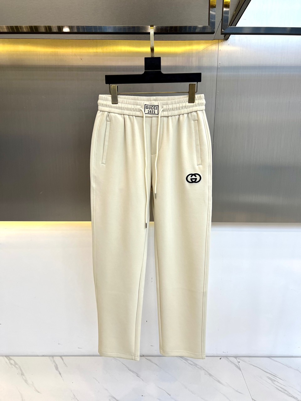 NO:140792,Gucc, 25s spring and summer new casual straight sports sweatpants, a versatile sweatpants, simple and stylish design style of the whole casual pants is simple and fashionable, medium-weight cotton thick sweatpants, and the fabric is also very heavy nylon 67 viscose 25 spandex 8 mixed fiber ingredients, moderate thickness and soft and comfortable touch, bright and clear texture on the surface, looks very textured, and has a high-end charm. This high-quality fiber has a smooth surface and is rarely curled, and the touch is soft and smooth and delicate!  48-56 (please report height and weight by placing an order),,gucci,gucci,alexander wang19860909Gucc古驰、25s春夏新款休闲直筒运动卫裤,一件百搭卫裤,简约又有腔调 整条休闲裤的设计风格简洁时尚,中克重棉质加厚运动裤,面料也很重磅锦纶 67粘胶 25氨纶 8混合纤维成分,厚度适中触感柔和舒适,表面亮泽清晰的纹理,看上去非常有质感,细品高级韵味十足,这种优质的纤维,表面光滑,极少卷曲,手感软又滑很细腻！48-56（下单请报身高体重）,,gucci,gucci,alexander wang,Men's clothing