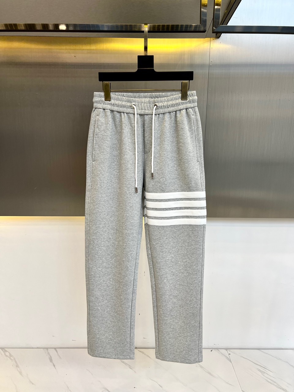 NO:140795,Tb Tom Brown, 25s spring and summer new casual straight sports sweatpants, a versatile sweatpants, simple and stylish design style of the whole casual pants is simple and fashionable, medium-weight cotton thick sweatpants, and the fabric is also very heavy nylon 67 viscose 25 spandex 8 mixed fiber ingredients, moderate thickness and soft and comfortable touch, bright and clear texture on the surface, looks very textured, and has a high-end charm. This high-quality fiber has a smooth surface and is rarely curled, and the touch is soft and smooth and delicate!  48-56 (please report height and weight by placing an order), thom browne, alexander wang19860909Tb汤姆布朗、25s春夏新款休闲直筒运动卫裤,一件百搭卫裤,简约又有腔调 整条休闲裤的设计风格简洁时尚,中克重棉质加厚运动裤,面料也很重磅锦纶 67粘胶 25氨纶 8混合纤维成分,厚度适中触感柔和舒适,表面亮泽清晰的纹理,看上去非常有质感,细品高级韵味十足,这种优质的纤维,表面光滑,极少卷曲,手感软又滑很细腻！48-56（下单请报身高体重）,,thom browne,alexander wang,Men's clothing